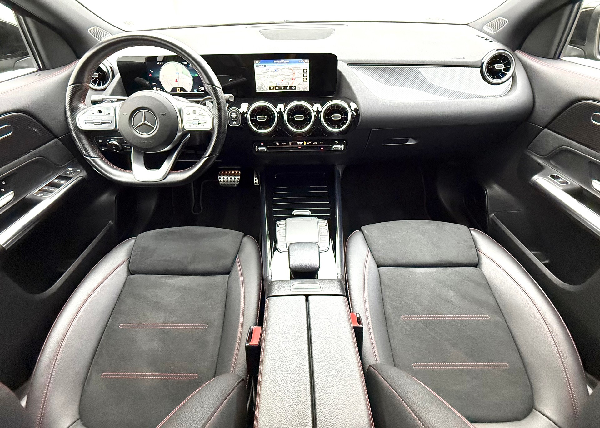 MERCEDES-BENZ GLA 200d AMG Line 8G-DCT-image-7