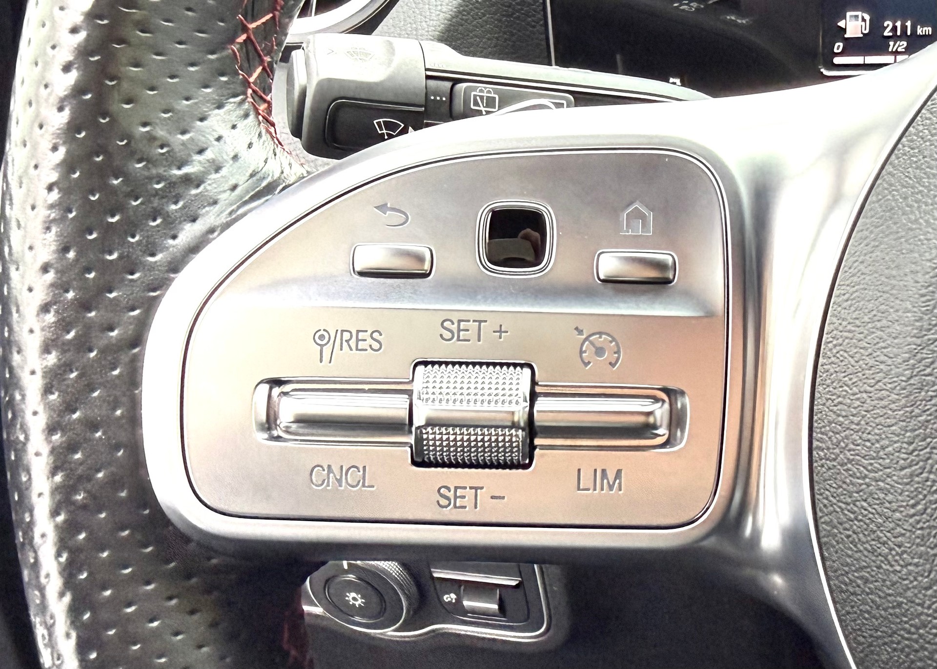 MERCEDES-BENZ GLA 200d AMG Line 8G-DCT-image-9
