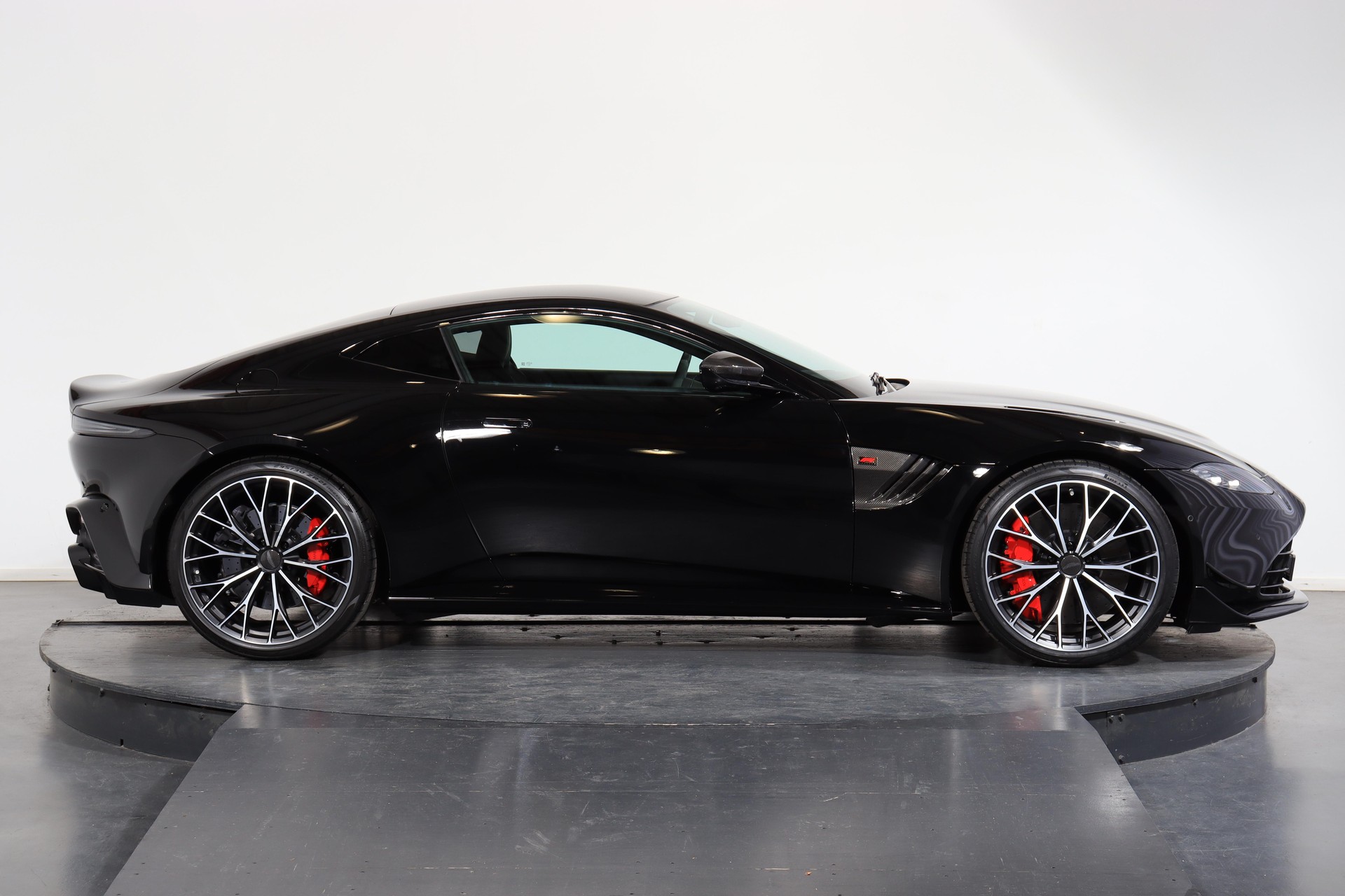 ASTON MARTIN V8 Vantage Coupé 4.0 V8 Bi-Turbo F1-showroom-element-1