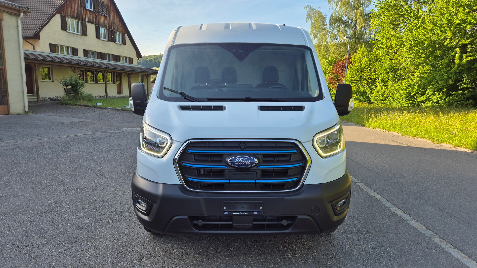 FORD E-Transit Van 350 L2 Trend RWD 68kWh-image-6
