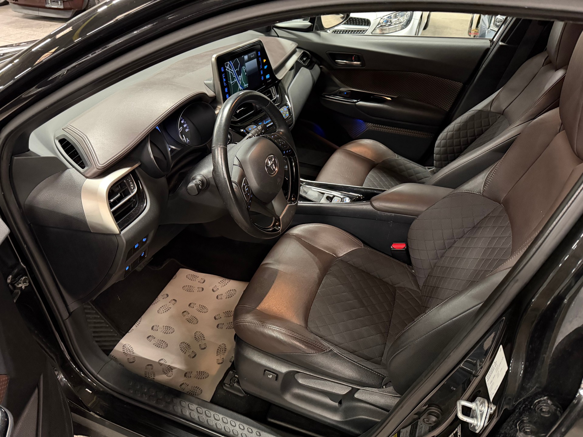 TOYOTA C-HR 1.2 Turbo Style 4WD Multidrive S-image-9