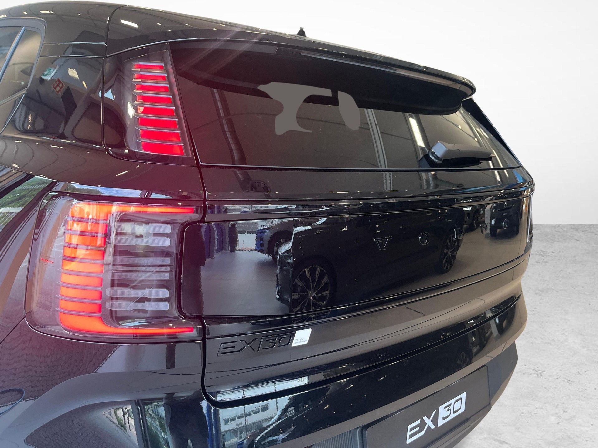 VOLVO EX30 E60 Twin Ultra Performance Sw. Black Ed. AWD-image-16