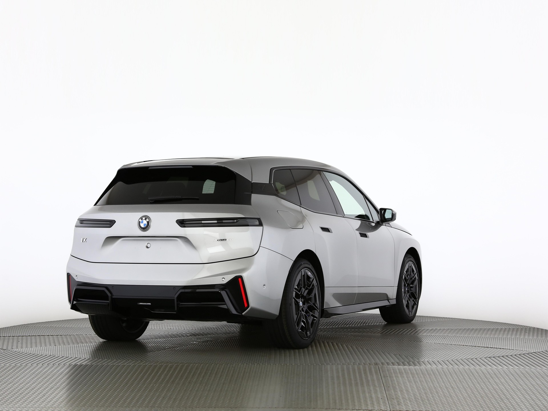 BMW iX xDrive60-image-1