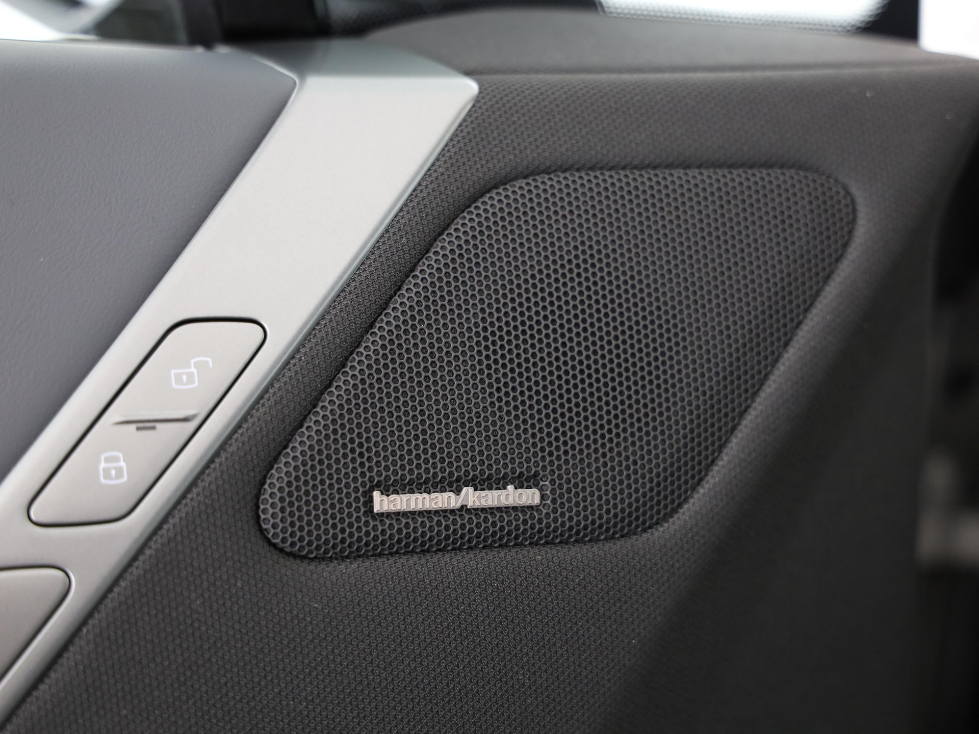 BMW iX xDrive60-image-11