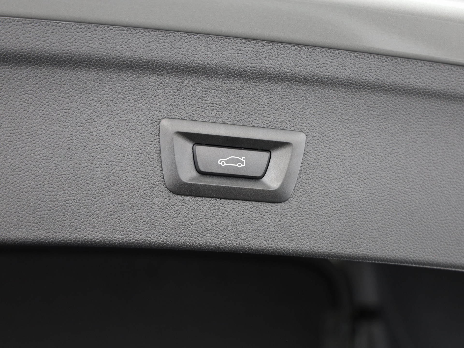 BMW iX xDrive60-image-8