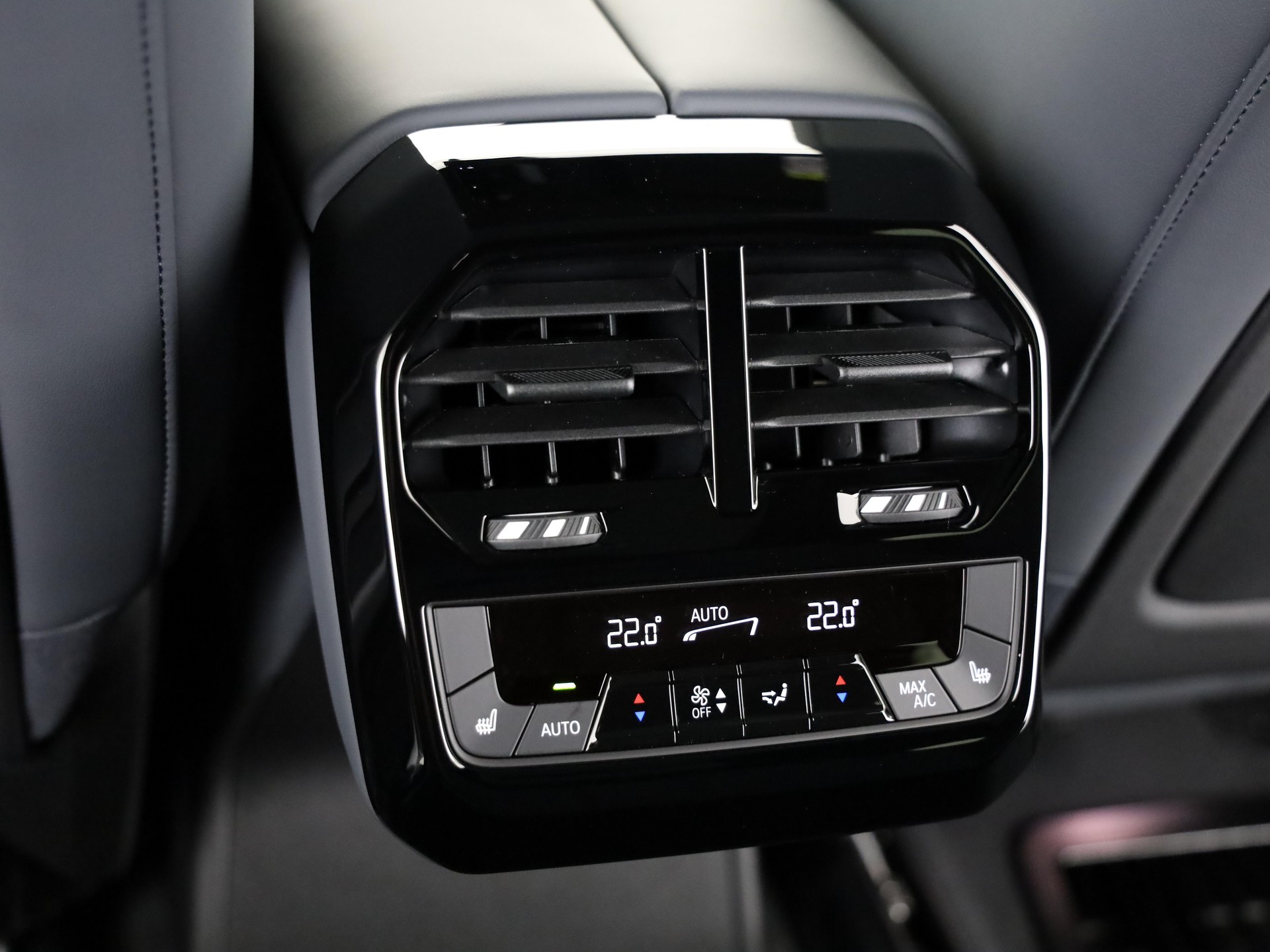 BMW iX xDrive60-image-16