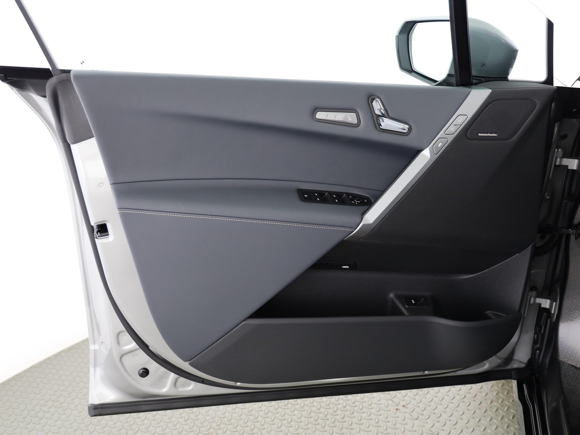 BMW iX xDrive60-image-9