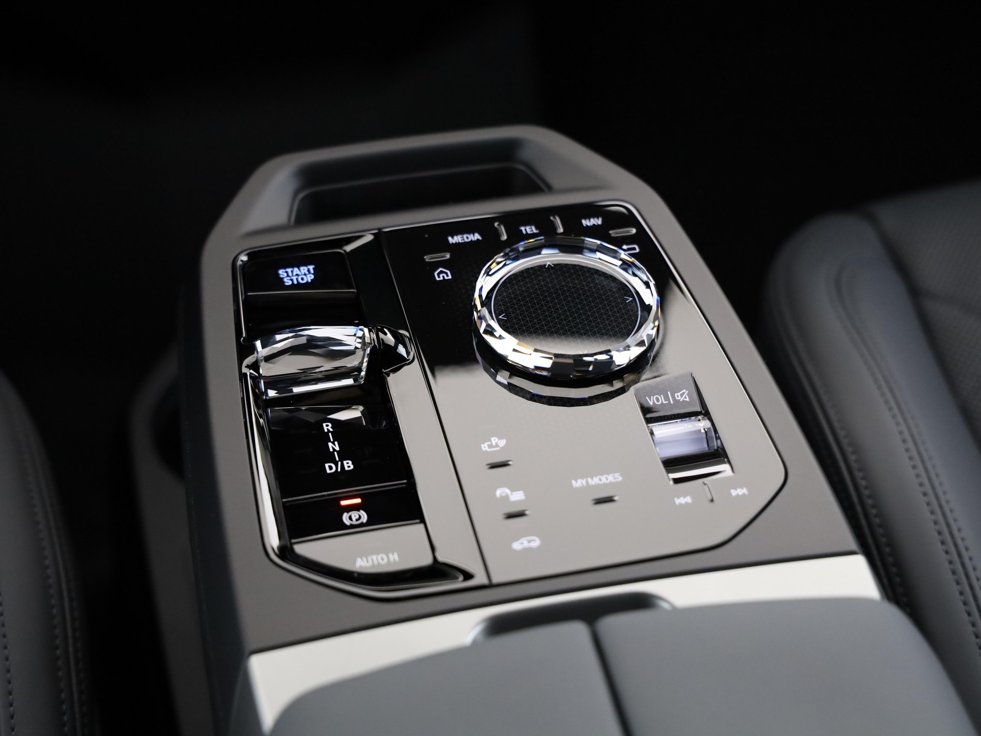 BMW iX xDrive60-image-19