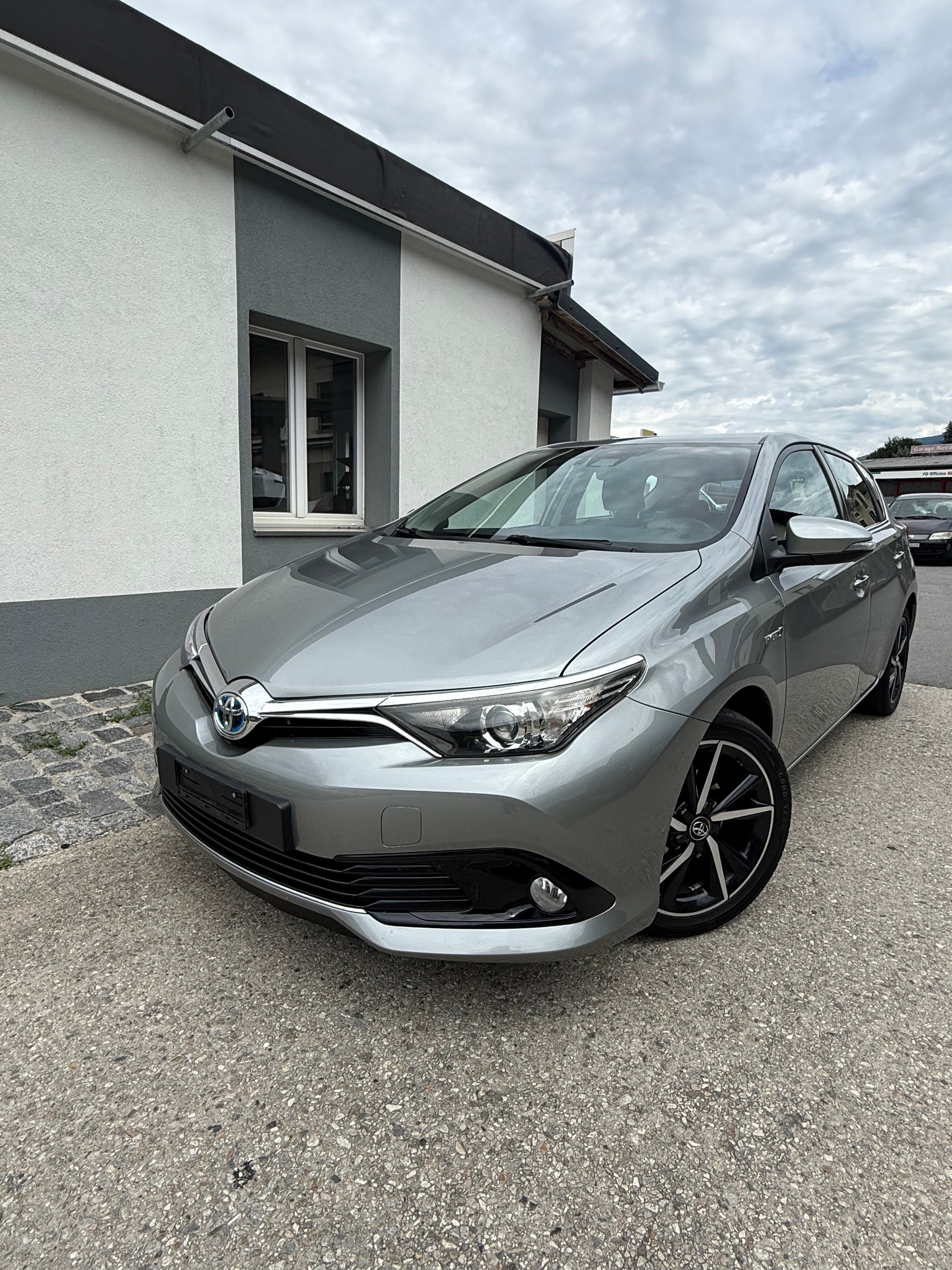 TOYOTA Auris 1.8 HSD Trend e-CVT-image-1