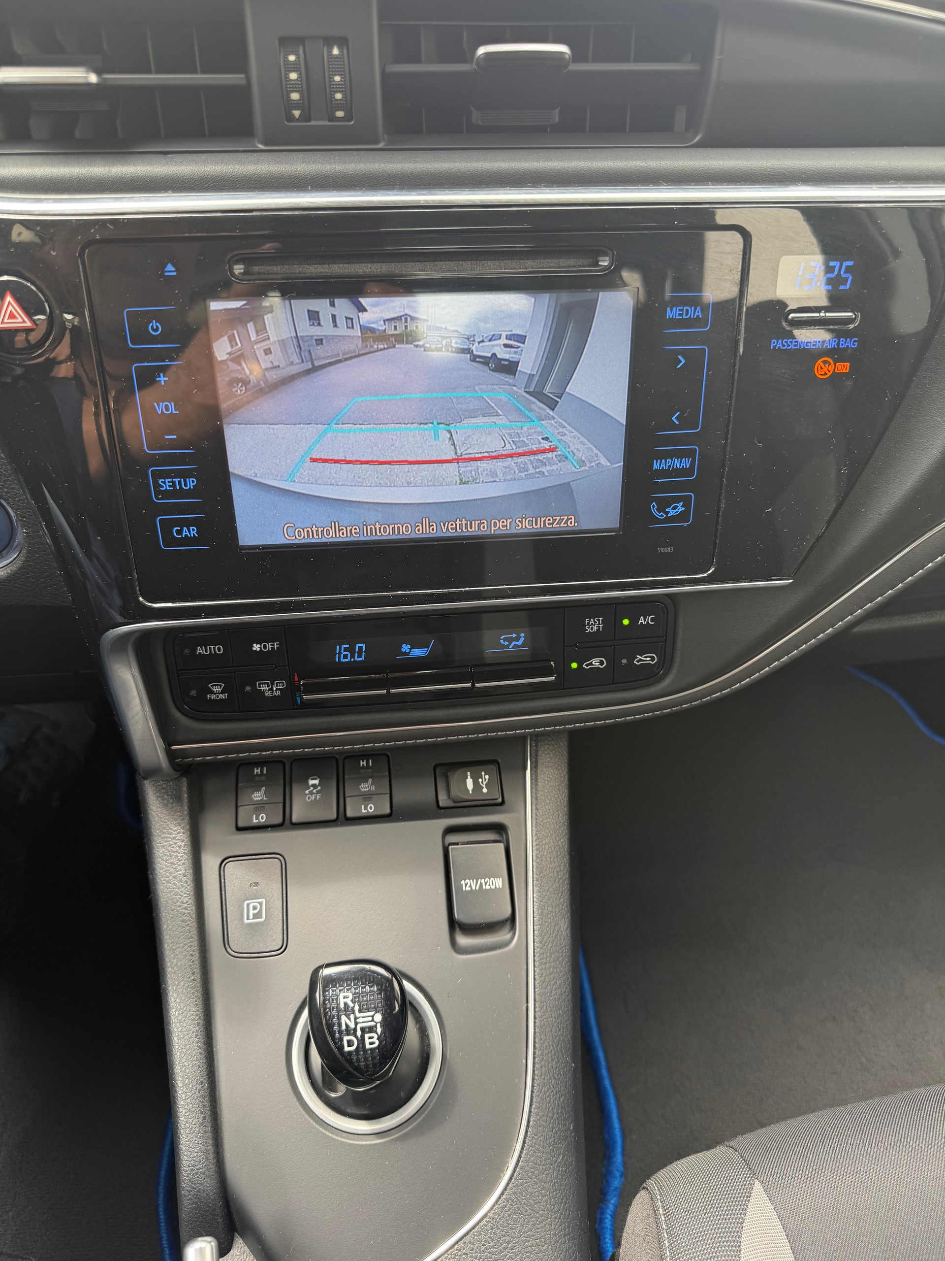 TOYOTA Auris 1.8 HSD Trend e-CVT-image-12