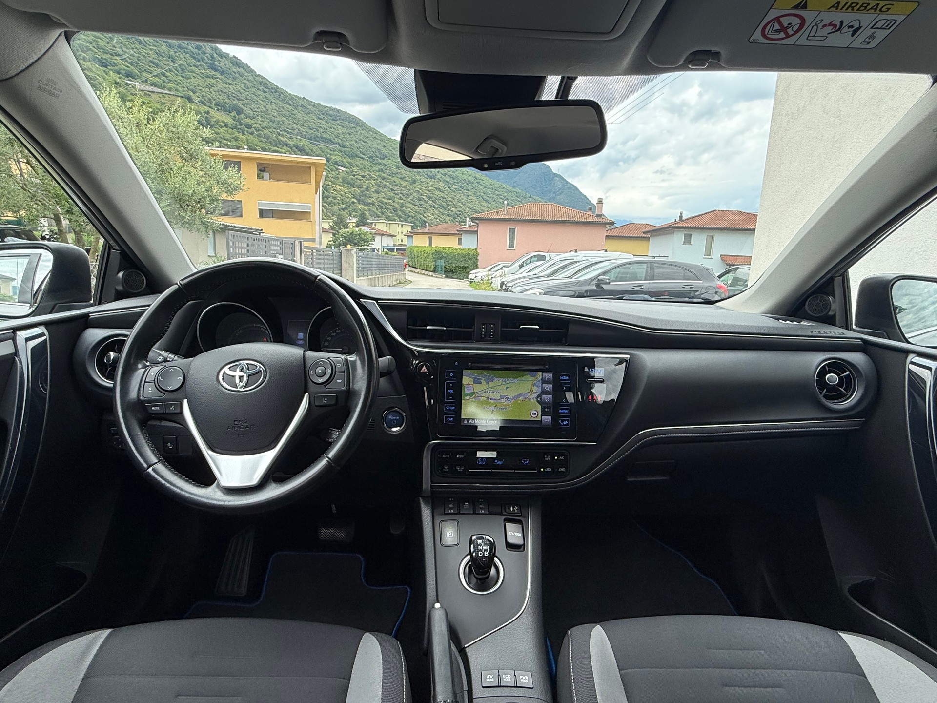 TOYOTA Auris 1.8 HSD Trend e-CVT-image-11