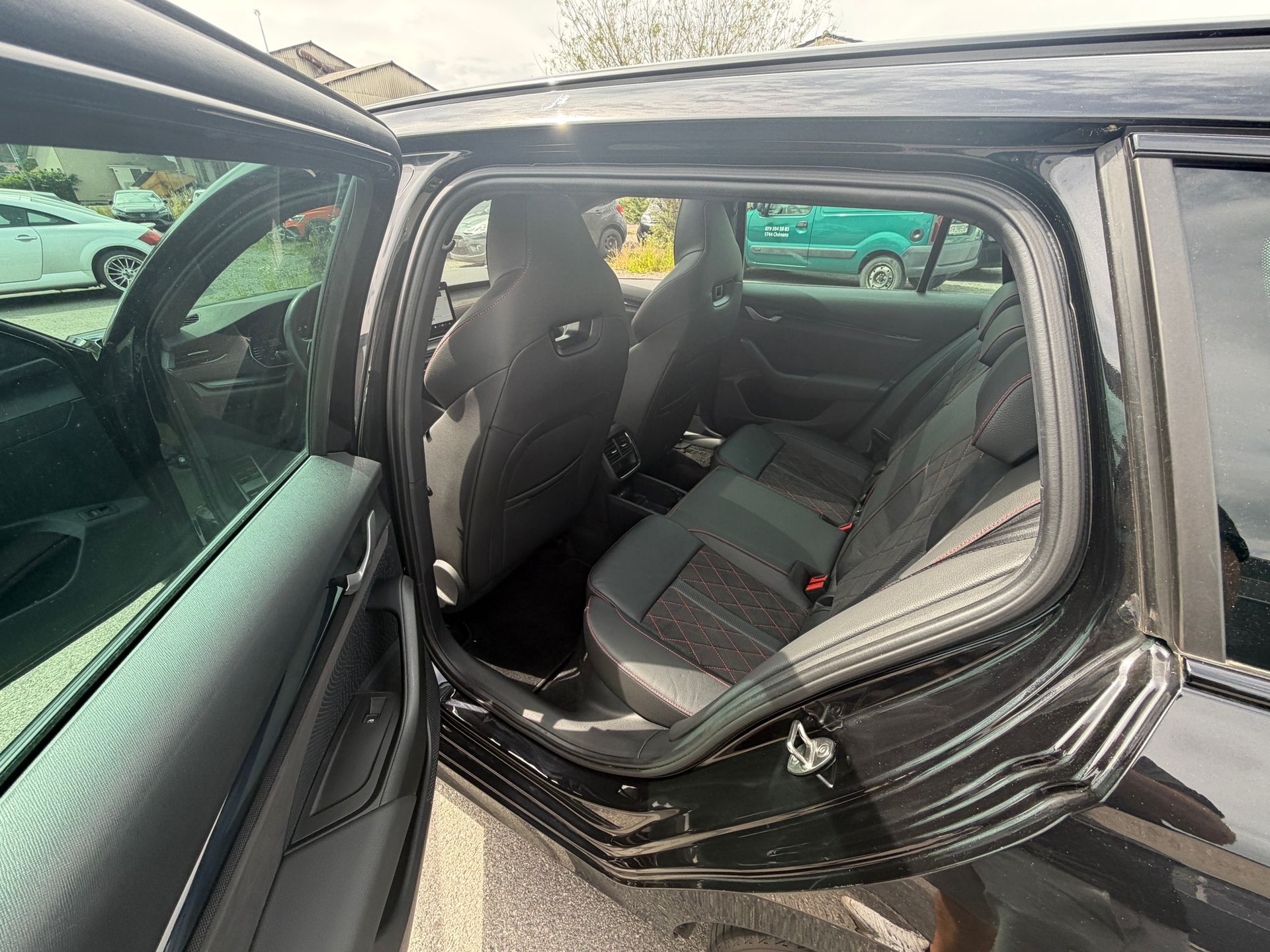 SKODA Octavia Combi 2.0 TSI DSG RS-image-10