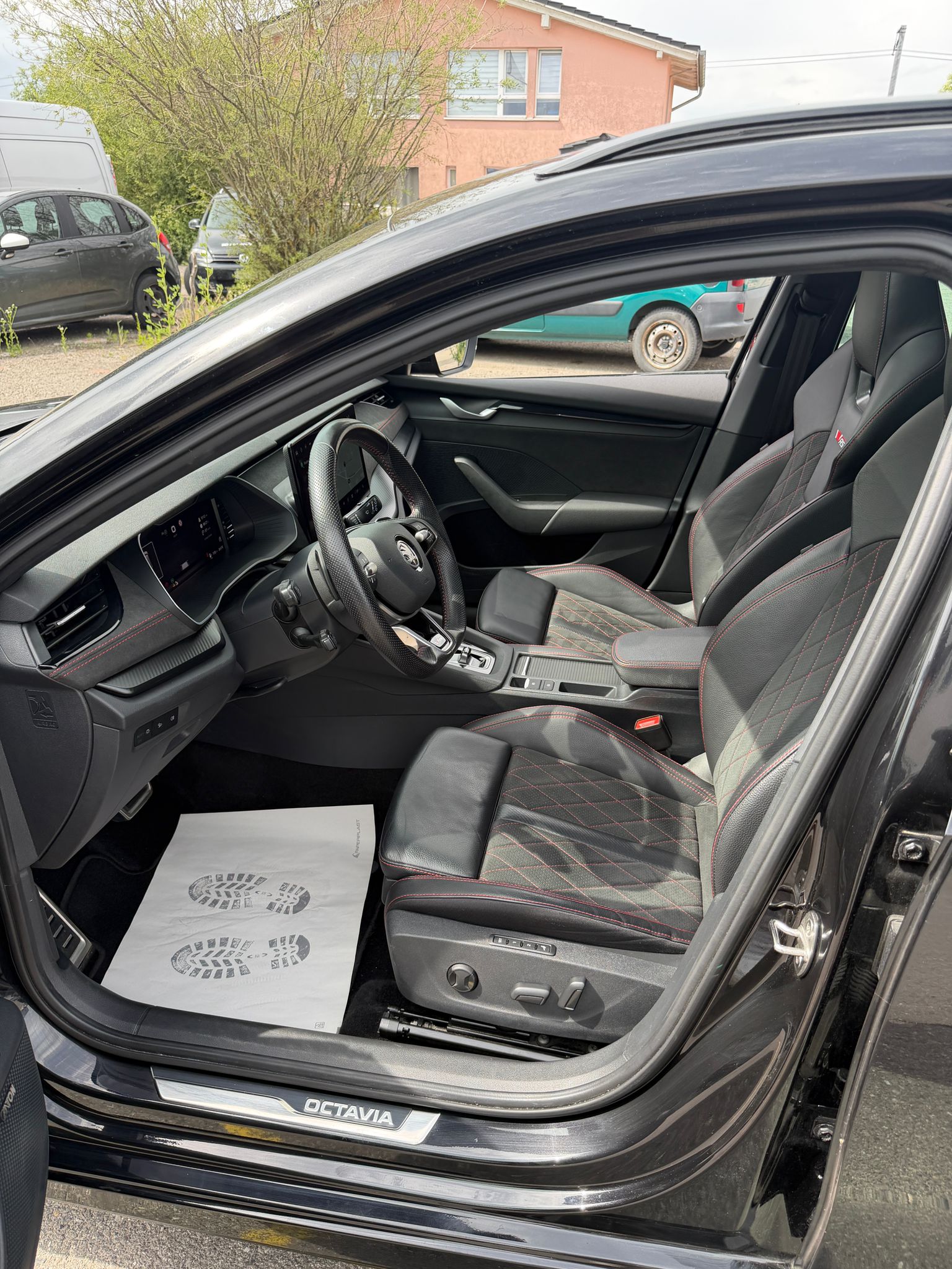 SKODA Octavia Combi 2.0 TSI DSG RS-image-9