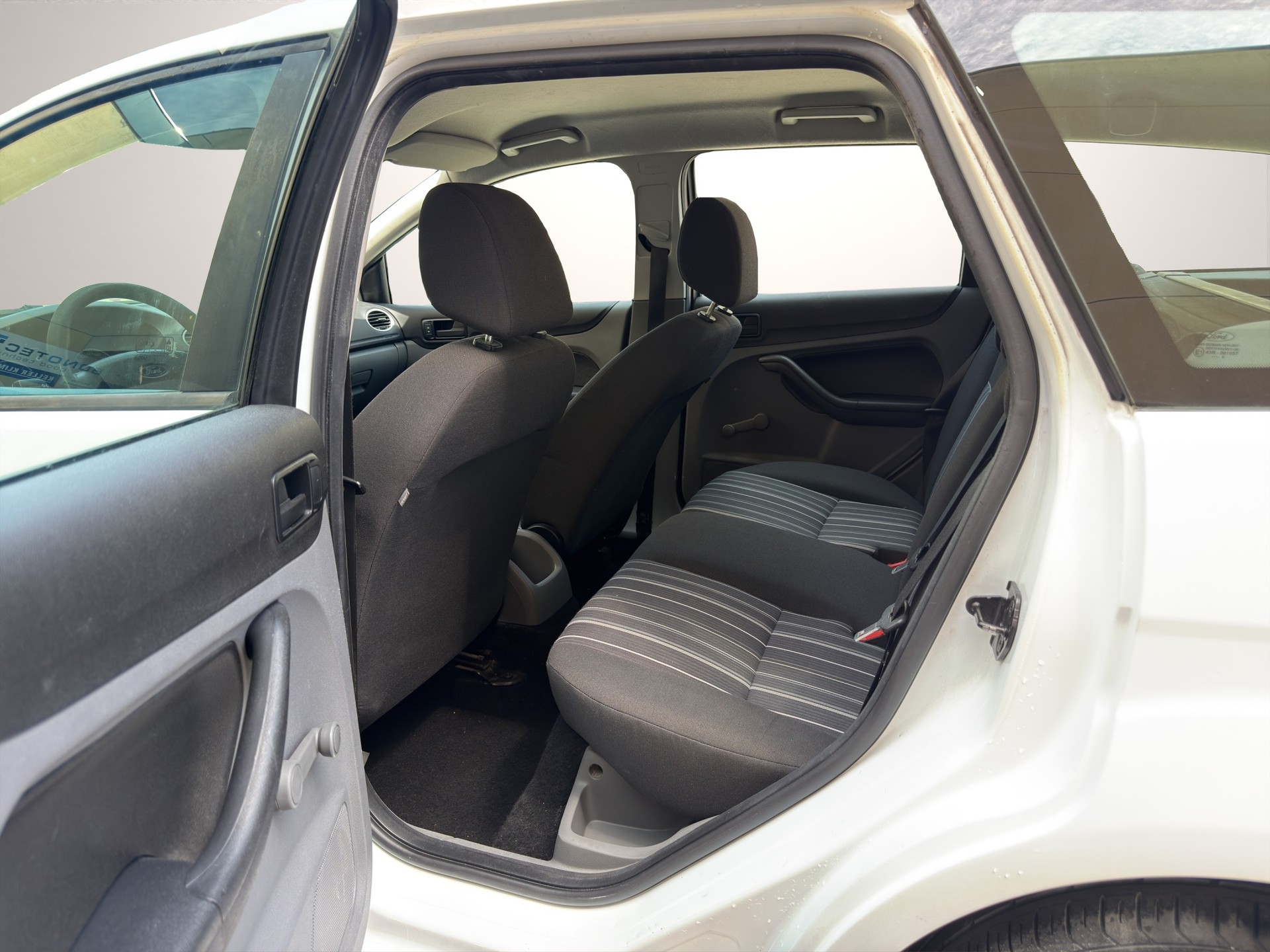 FORD Focus 1.6 TDCi Ambiente-image-11