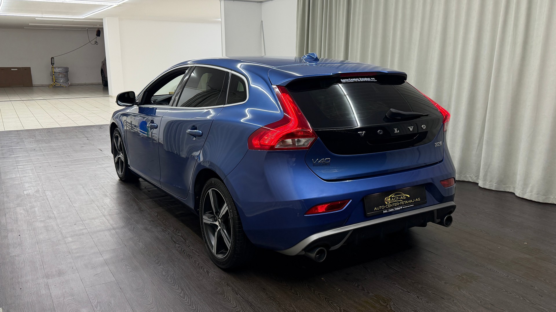 VOLVO V40 T2 Momentum R-Design-image-5
