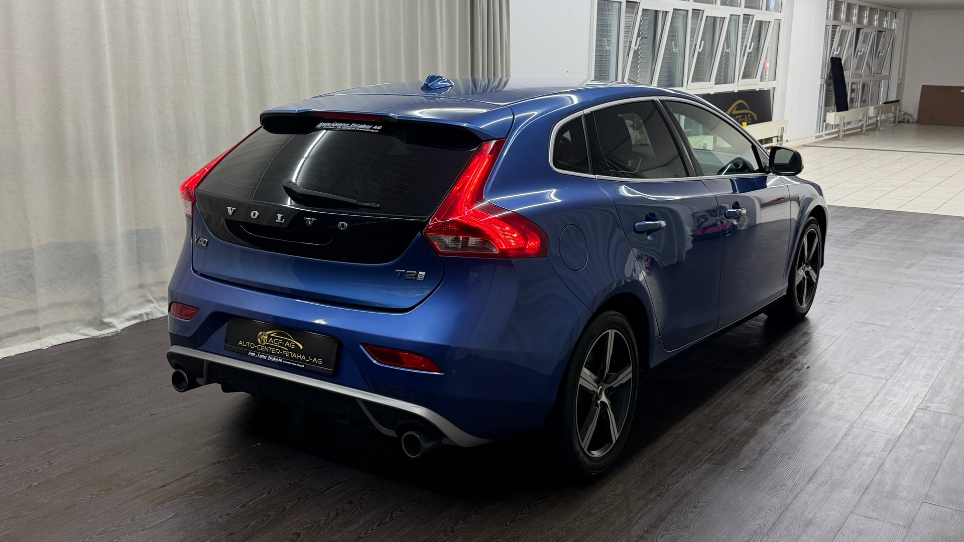 VOLVO V40 T2 Momentum R-Design-image-3