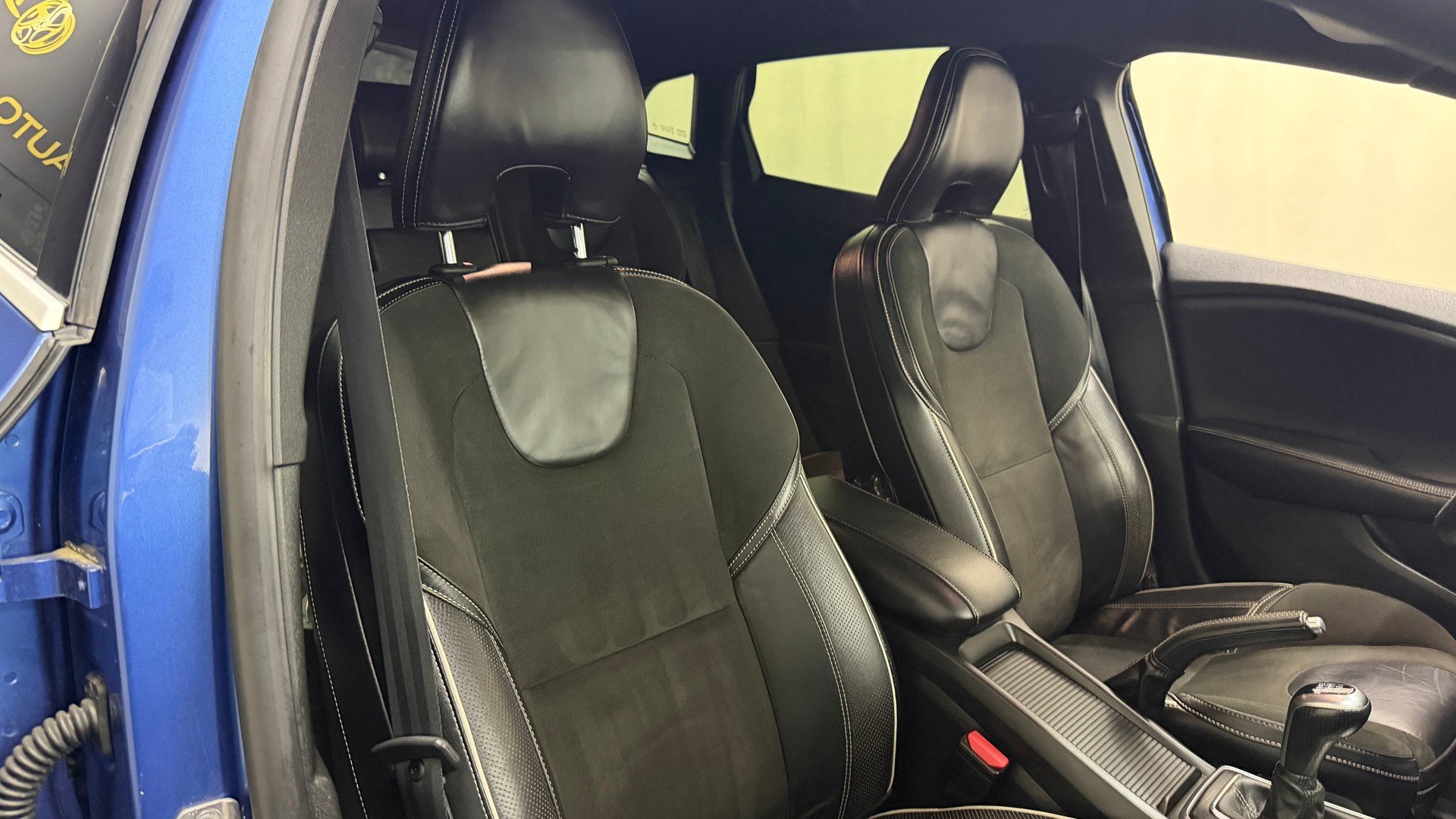 VOLVO V40 T2 Momentum R-Design-image-10