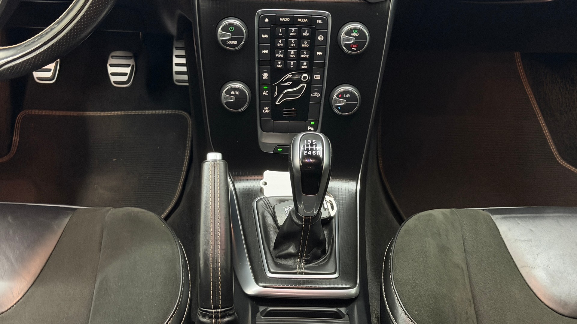 VOLVO V40 T2 Momentum R-Design-image-9