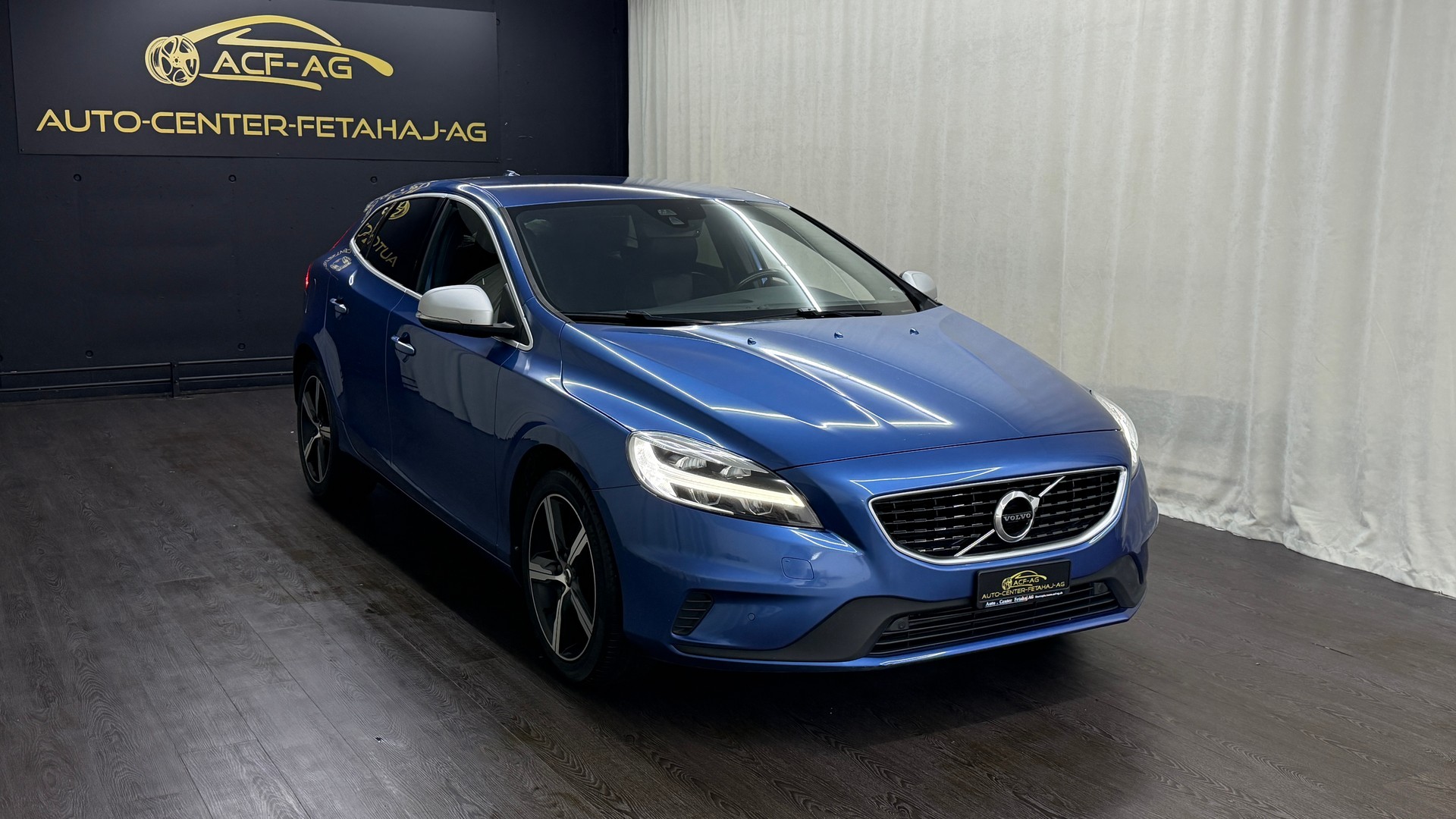 VOLVO V40 T2 Momentum R-Design-image-2
