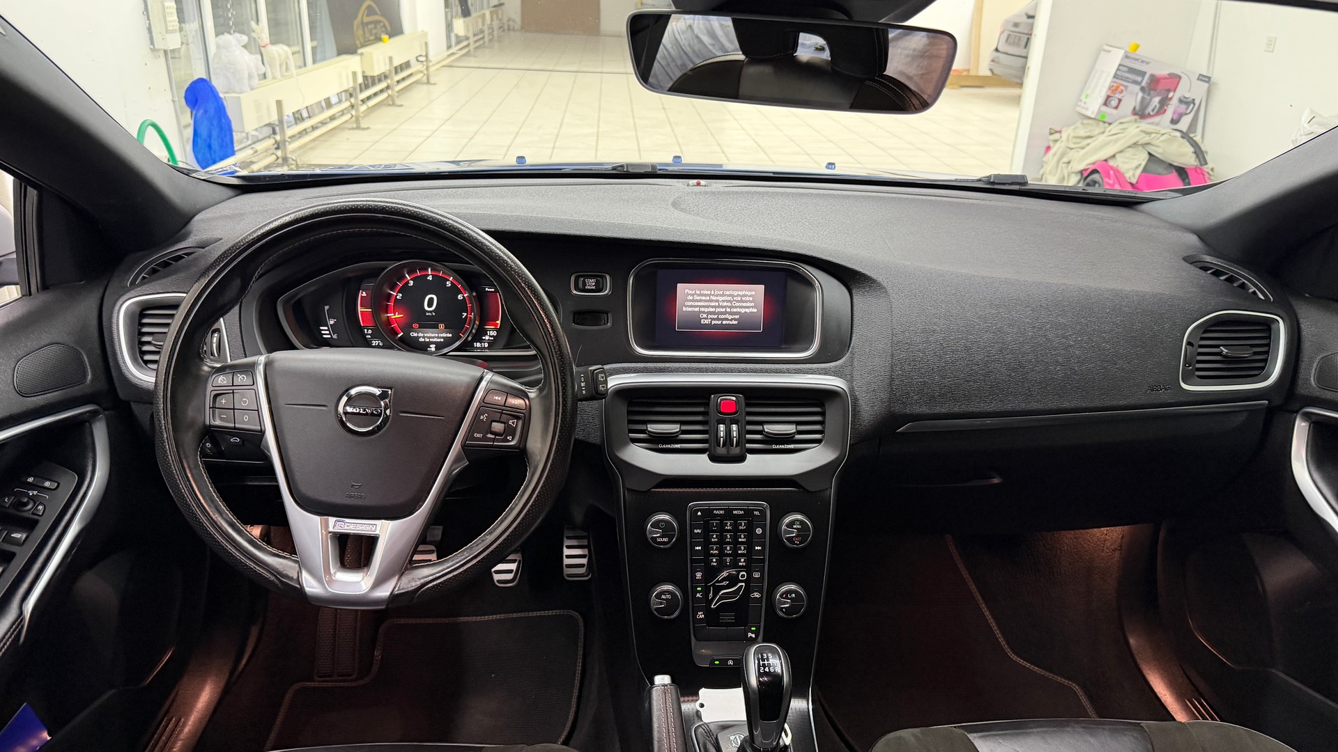 VOLVO V40 T2 Momentum R-Design-image-7