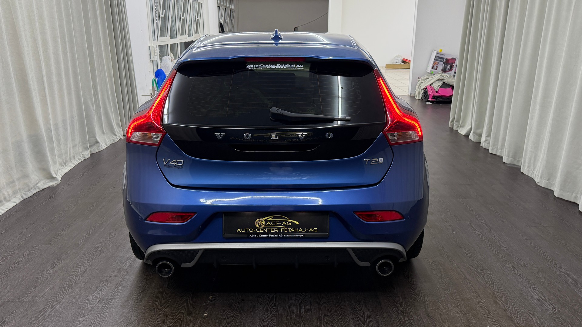 VOLVO V40 T2 Momentum R-Design-image-4