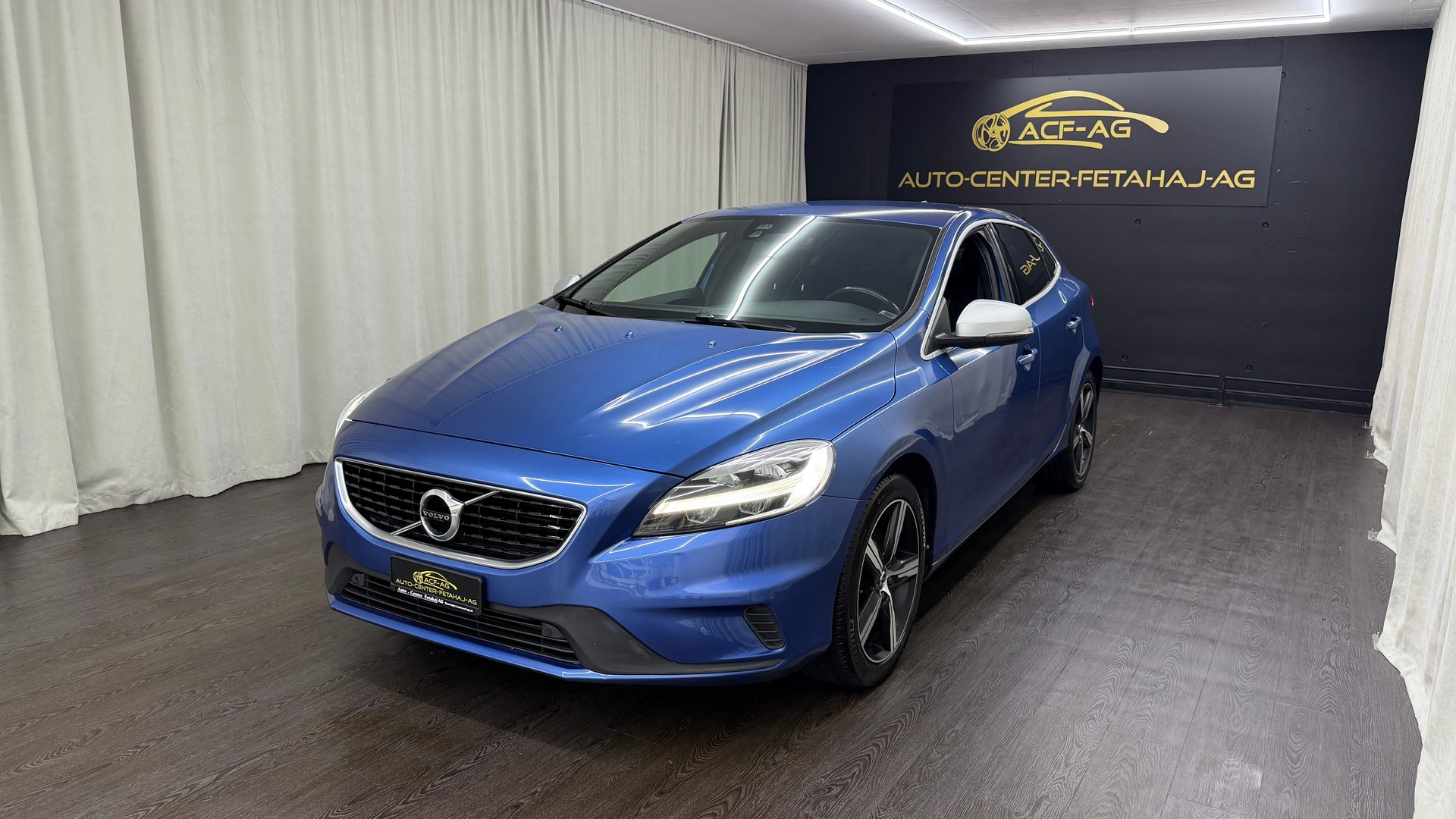 VOLVO V40 T2 Momentum R-Design-image-0