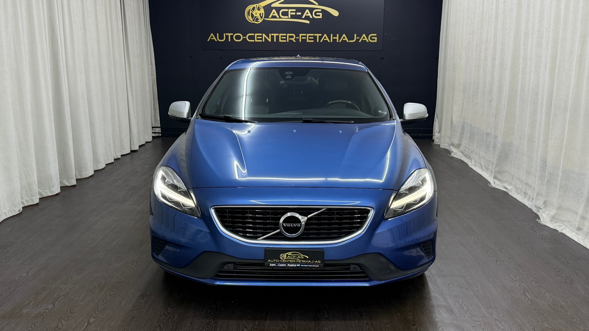 VOLVO V40 T2 Momentum R-Design-image-1