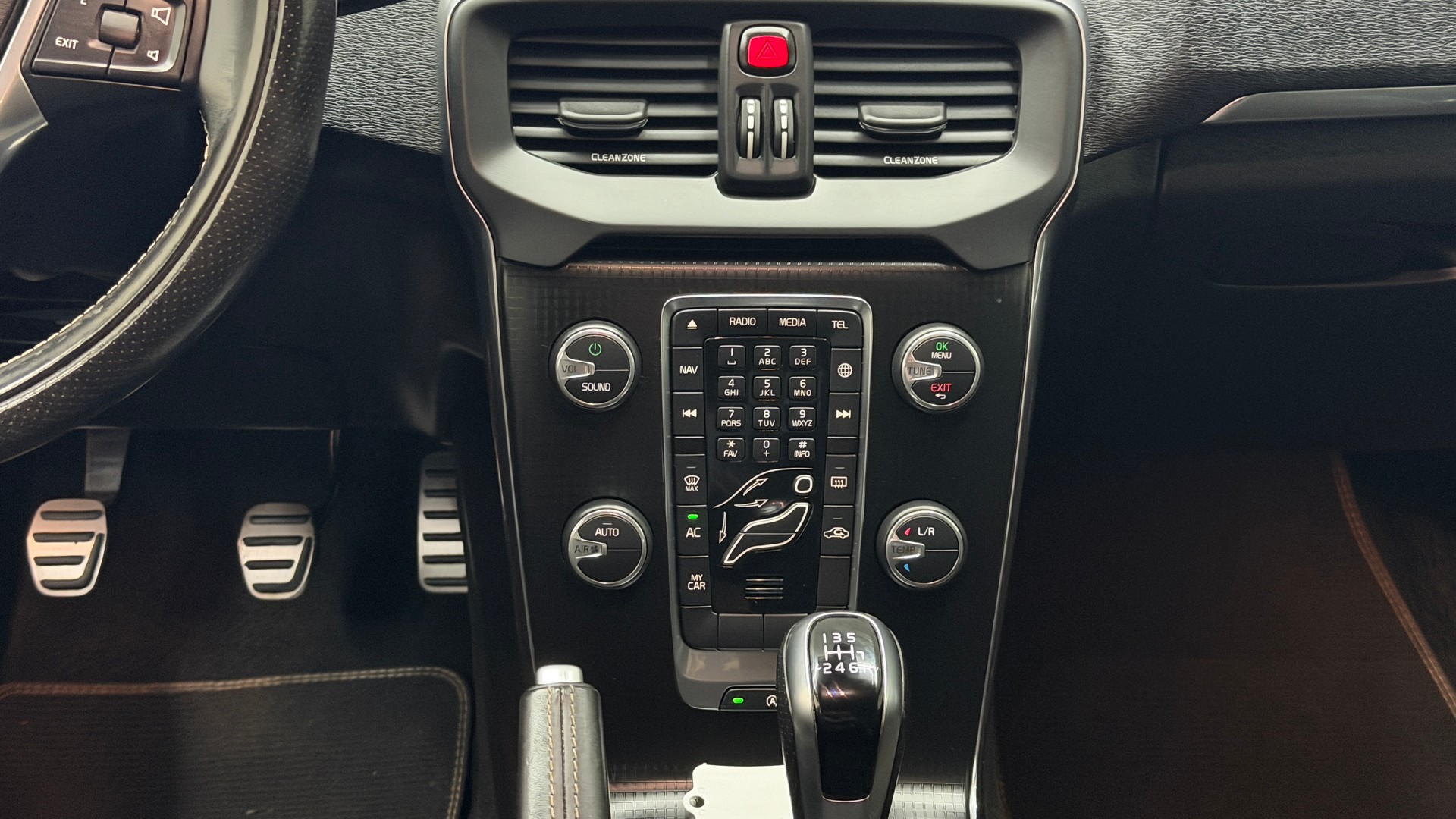 VOLVO V40 T2 Momentum R-Design-image-8