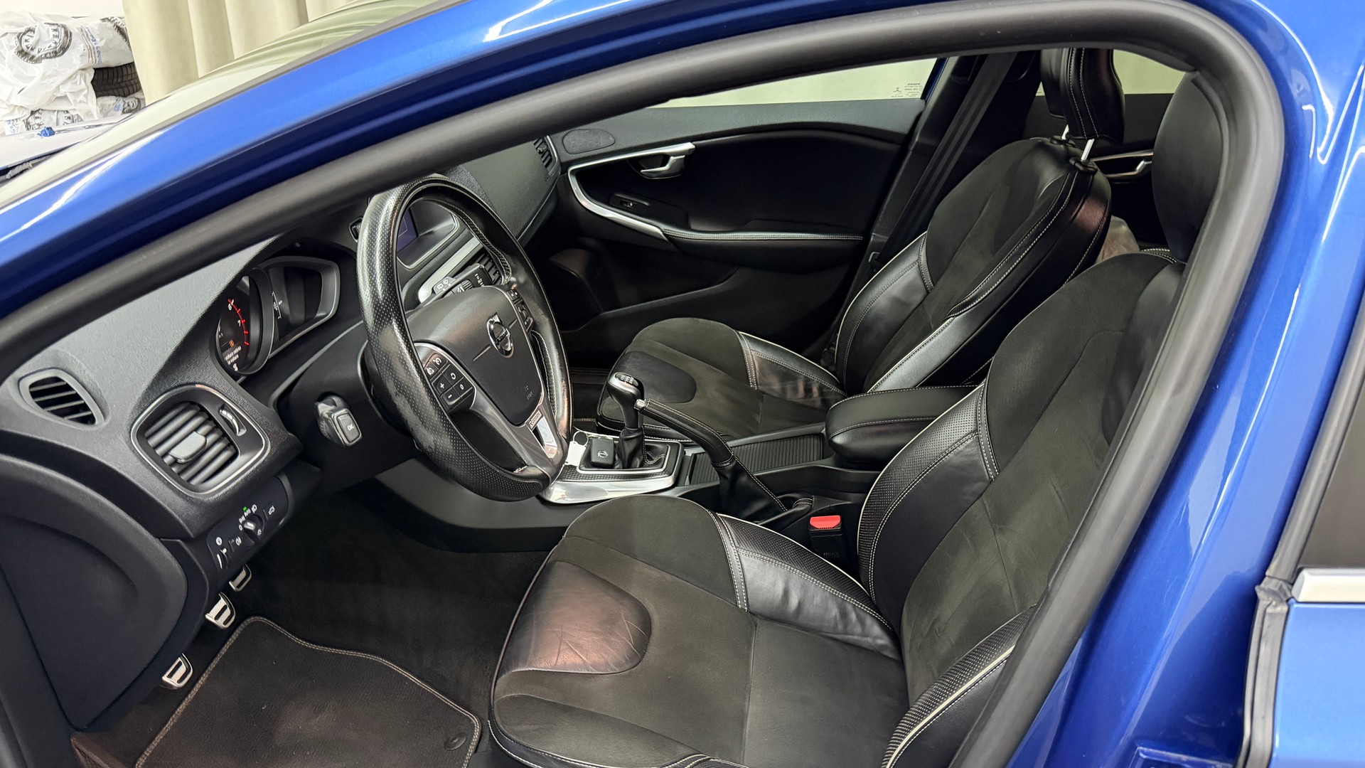VOLVO V40 T2 Momentum R-Design-image-6
