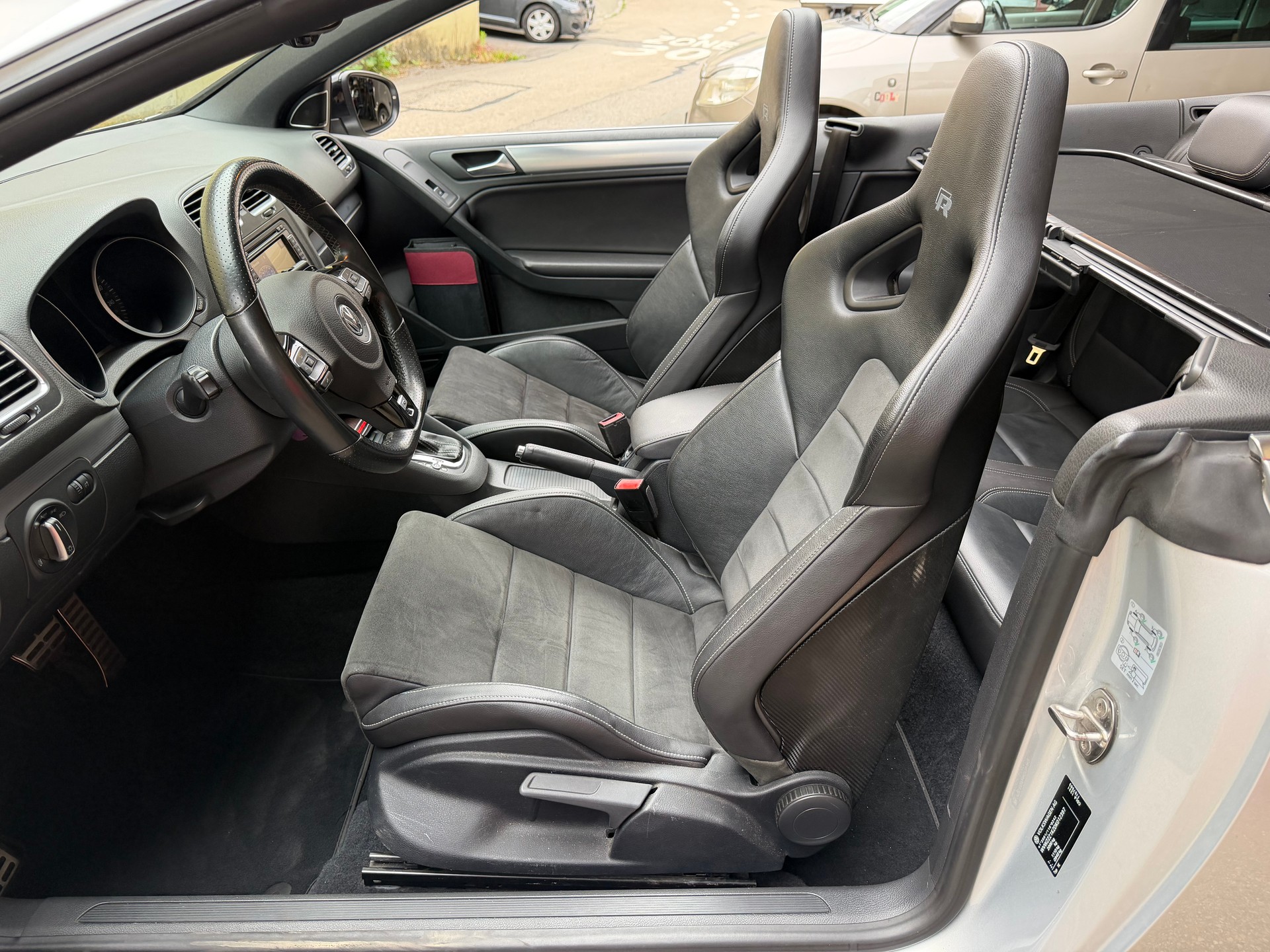VW Golf Cabrio 2.0 TSI R DSG-image-9