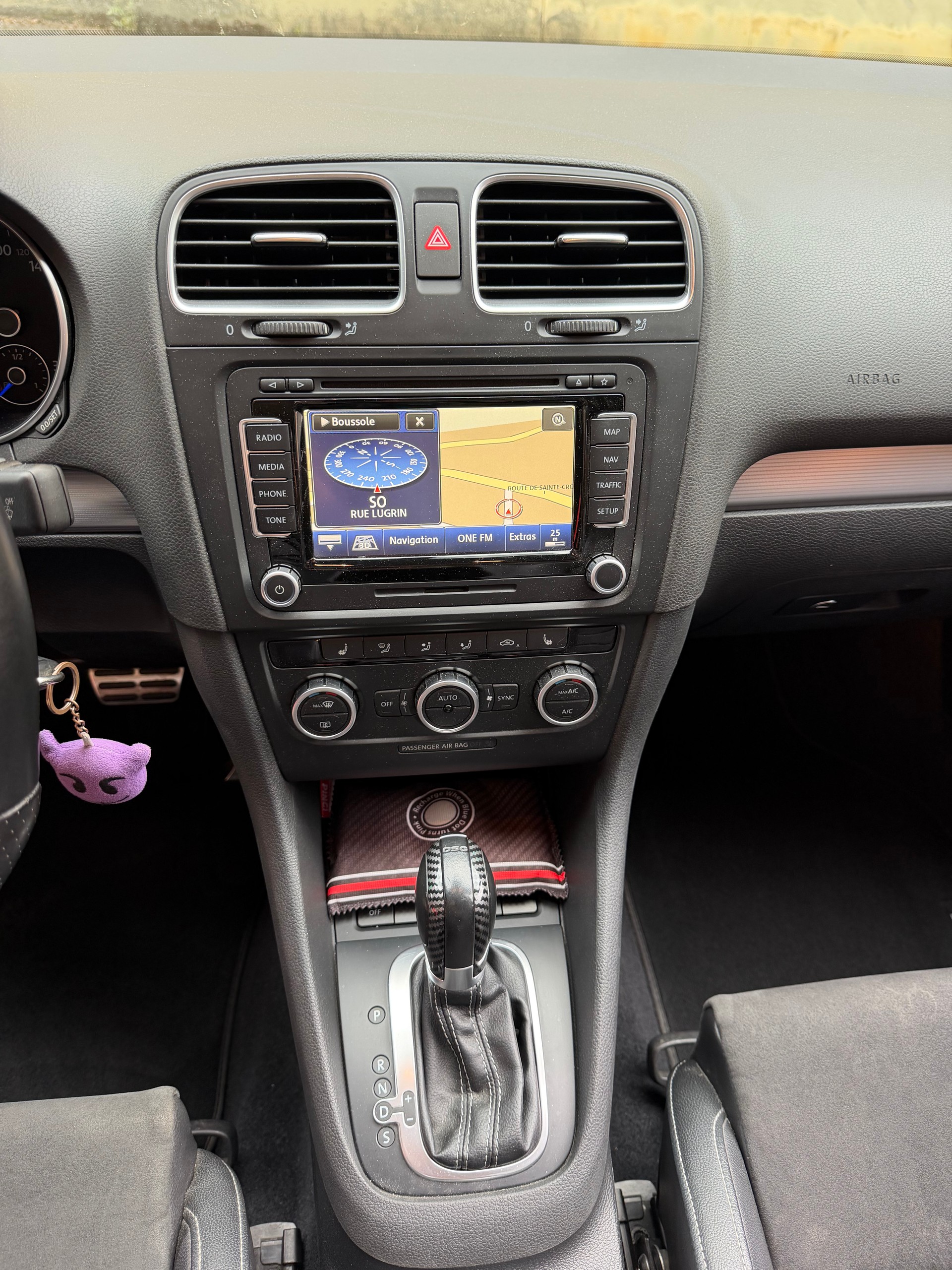 VW Golf Cabrio 2.0 TSI R DSG-image-11