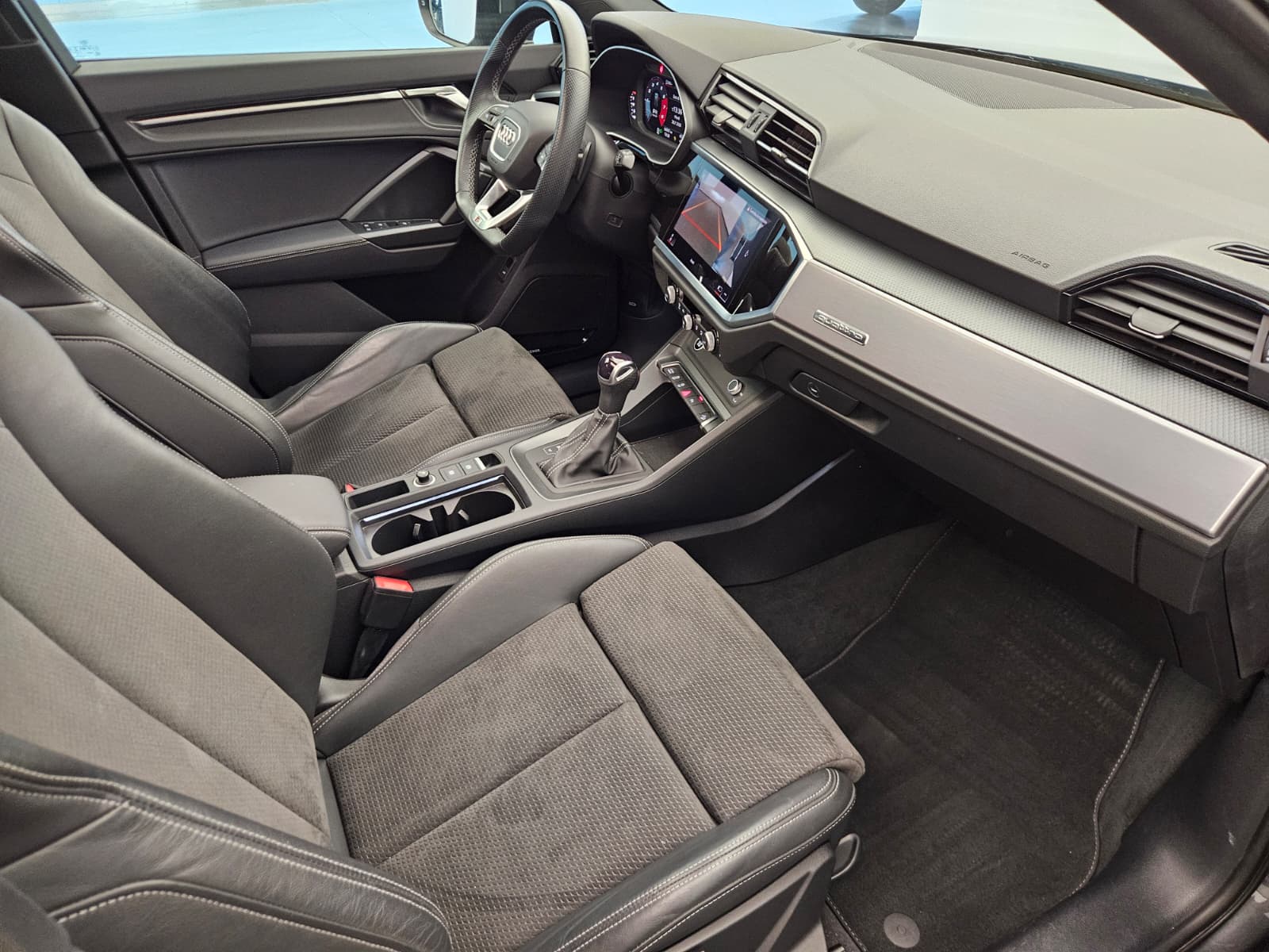 AUDI Q3 Sportback 40 TFSI S line quattro S-tronic-image-11