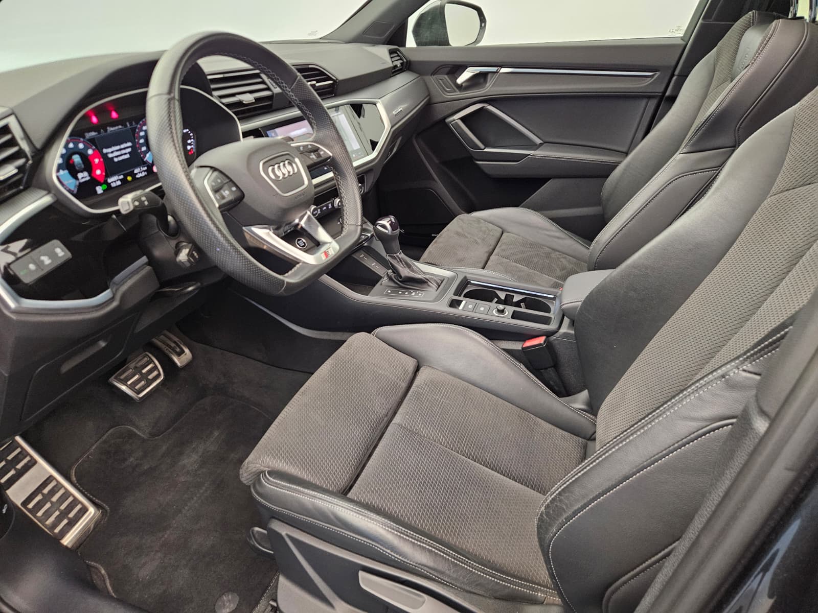 AUDI Q3 Sportback 40 TFSI S line quattro S-tronic-image-10