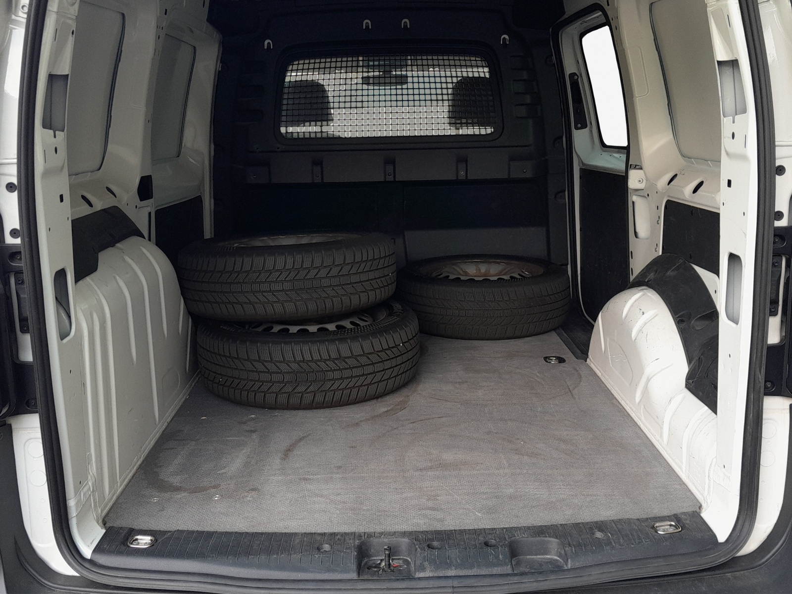 VW Caddy Cargo 2.0TDI Maxi 4Motion-image-12