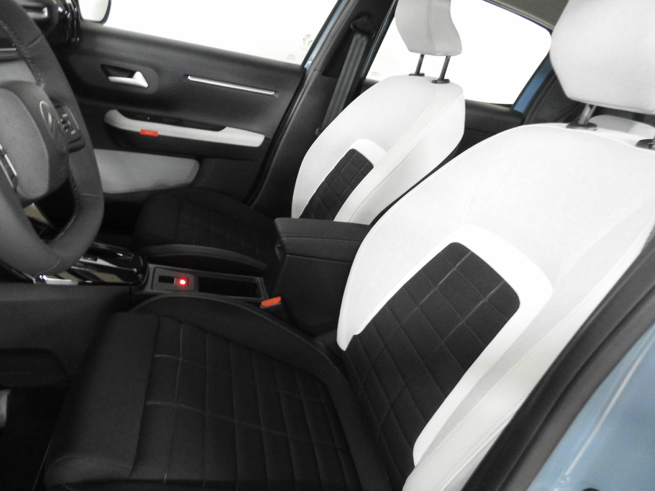 CITROEN C3 1.2 Hybrid Plus-image-13