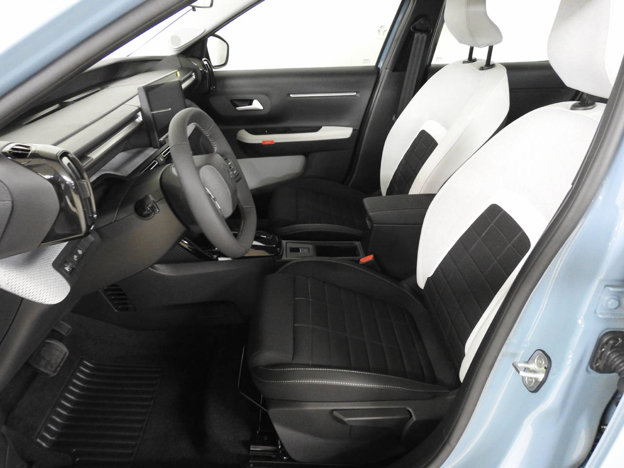 CITROEN C3 1.2 Hybrid Plus-image-15