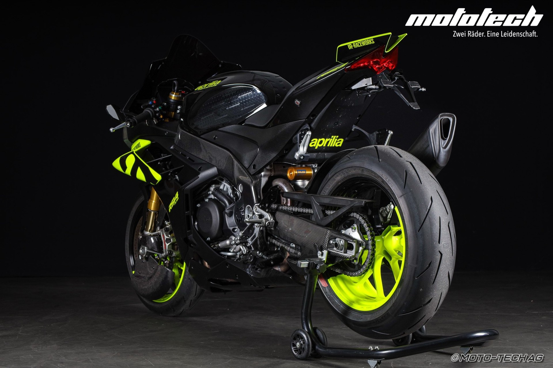 APRILIA RSV4 1100 Factory-showroom-element-3