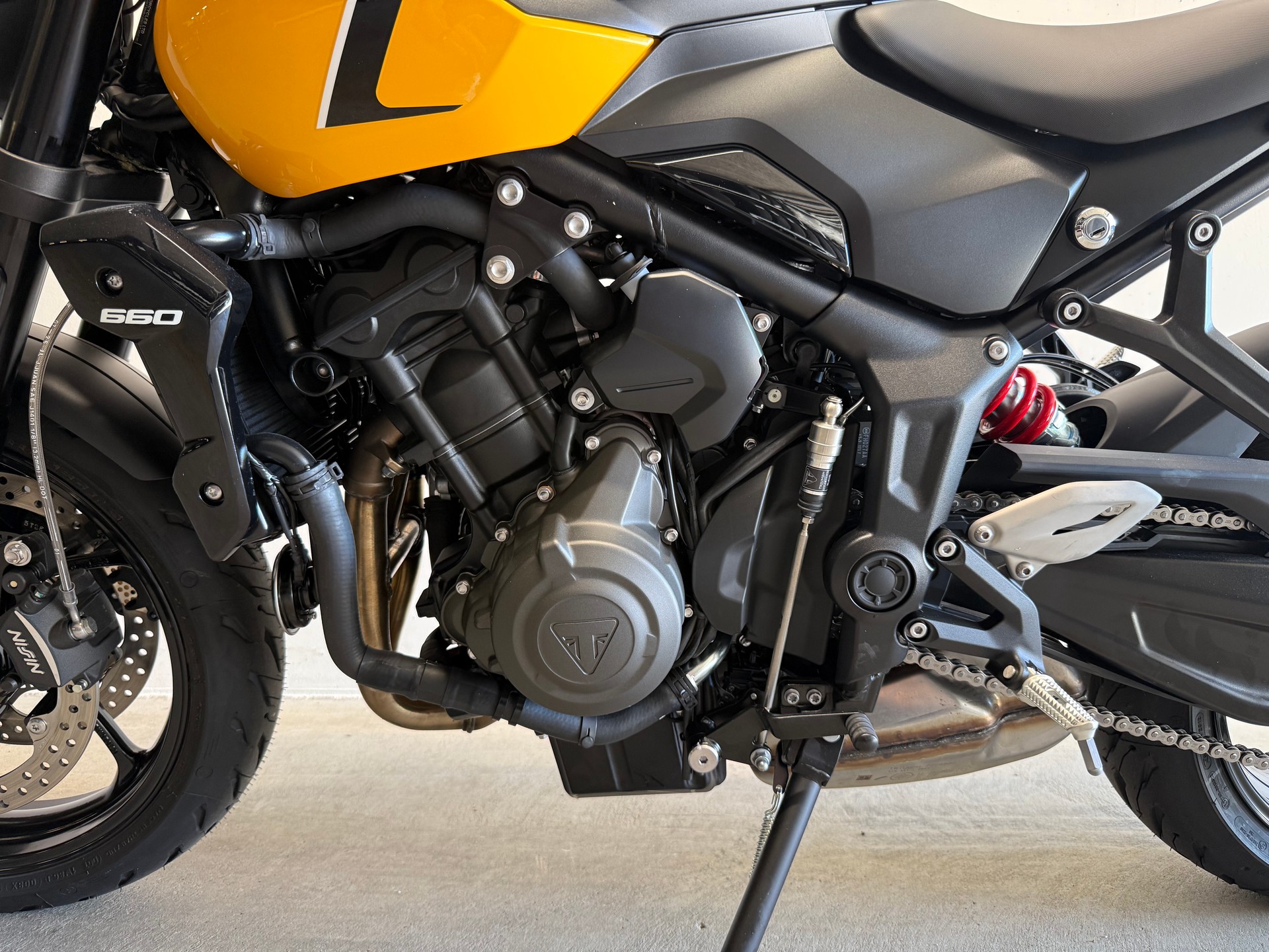 TRIUMPH Trident 660-showroom-element-3