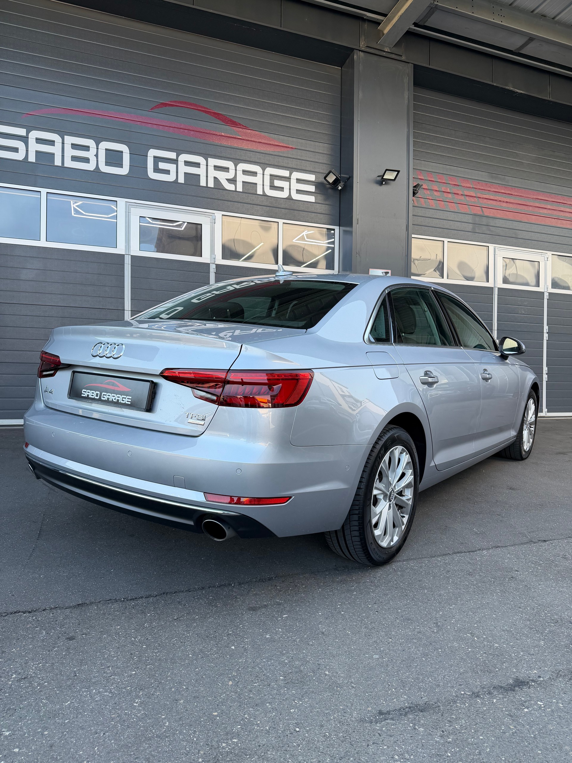 AUDI A4 Limousine 2.0 TFSI Design-image-4