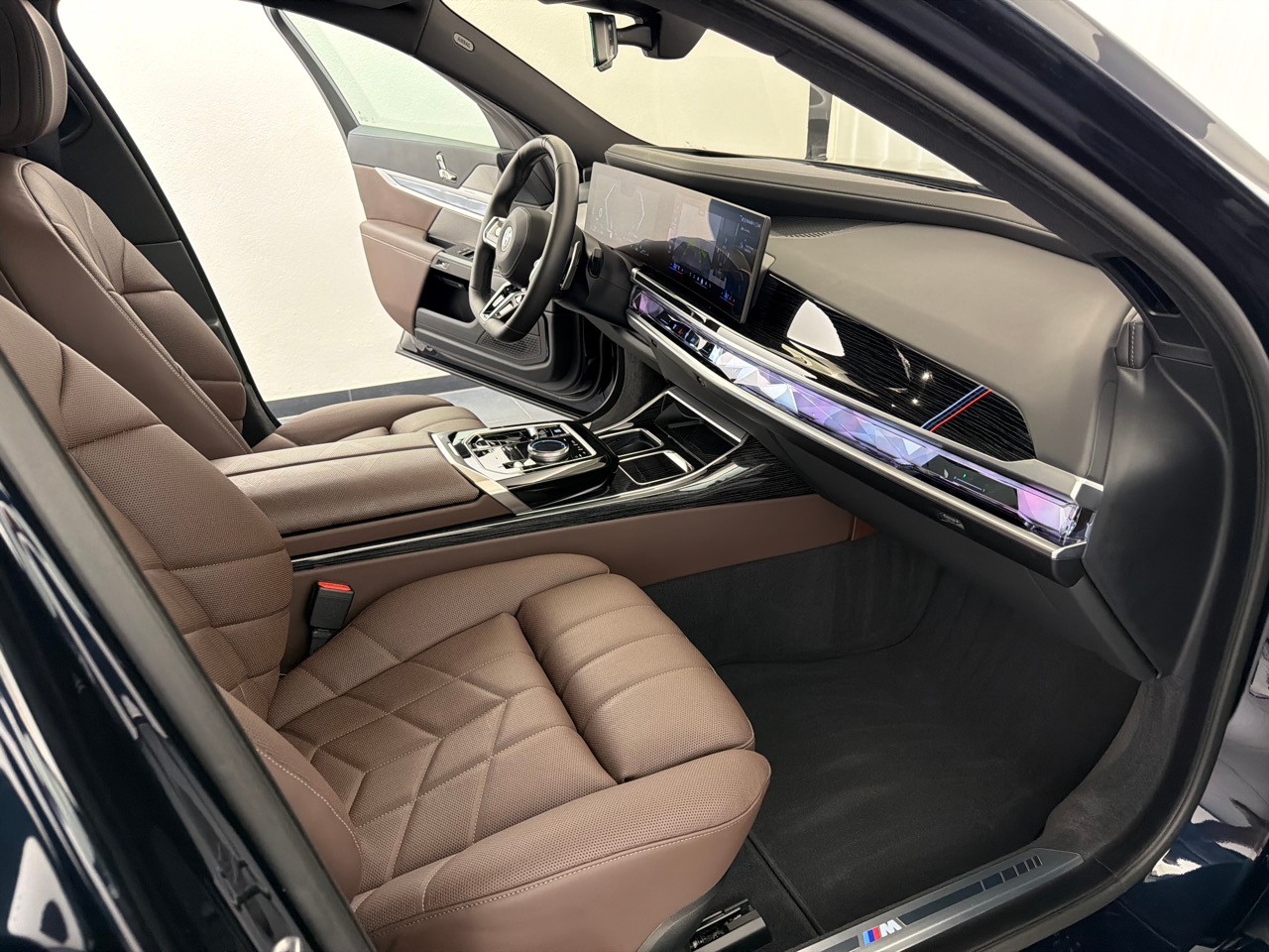 BMW 740d xDrive 48V M Sport-image-11