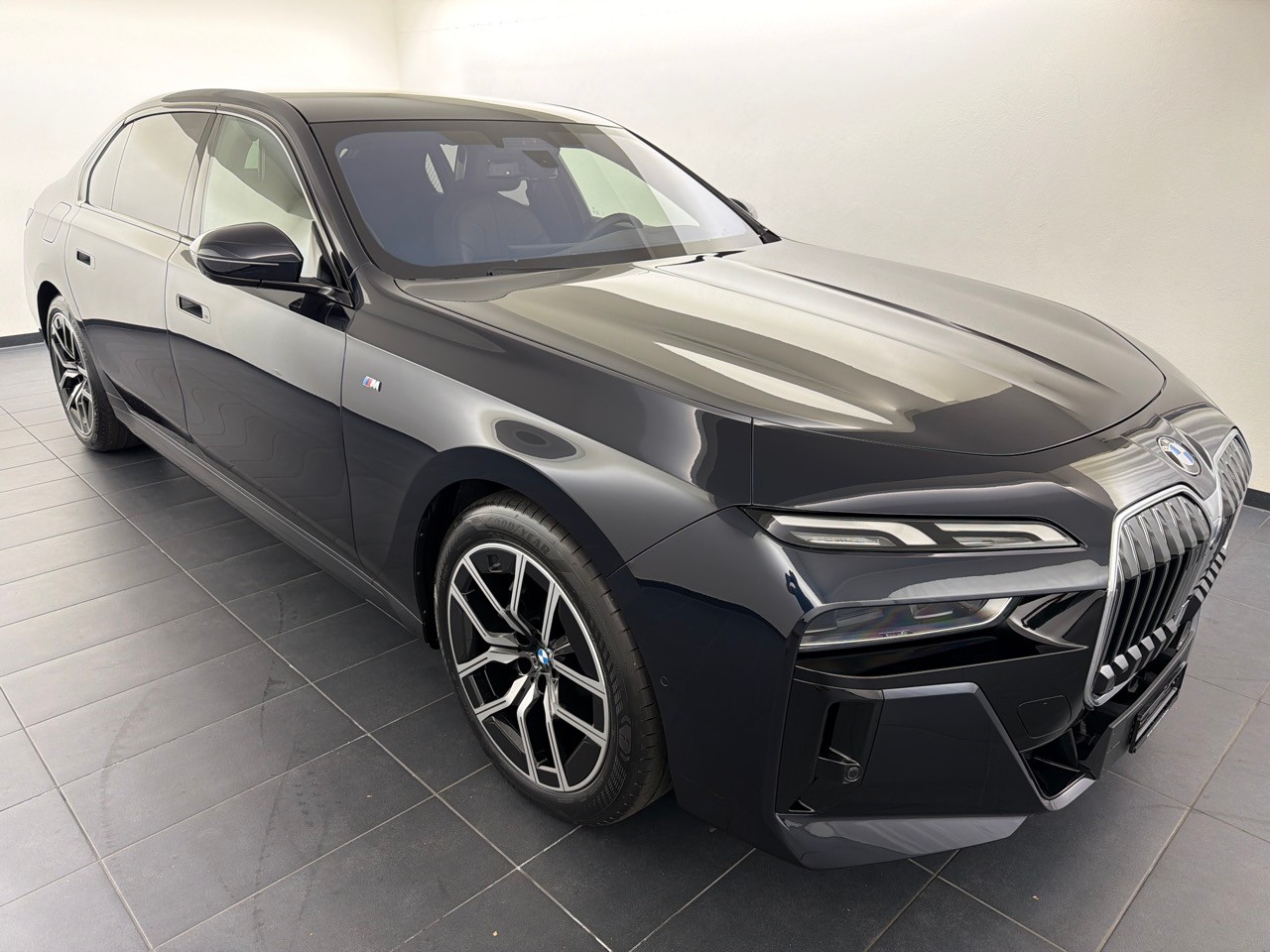 BMW 740d xDrive 48V M Sport-image-3