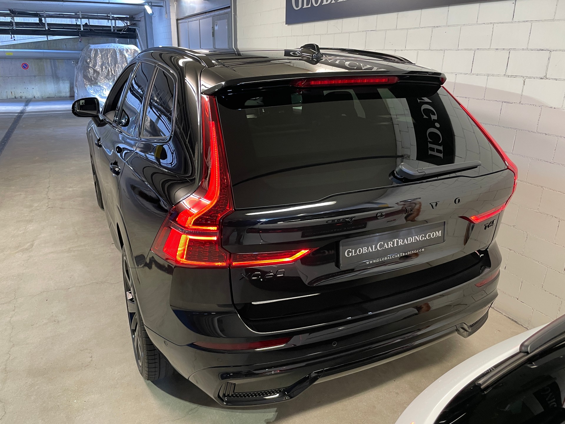 VOLVO XC60 T6 eAWD PluginHybrid Ultra Black Geartronic-image-4