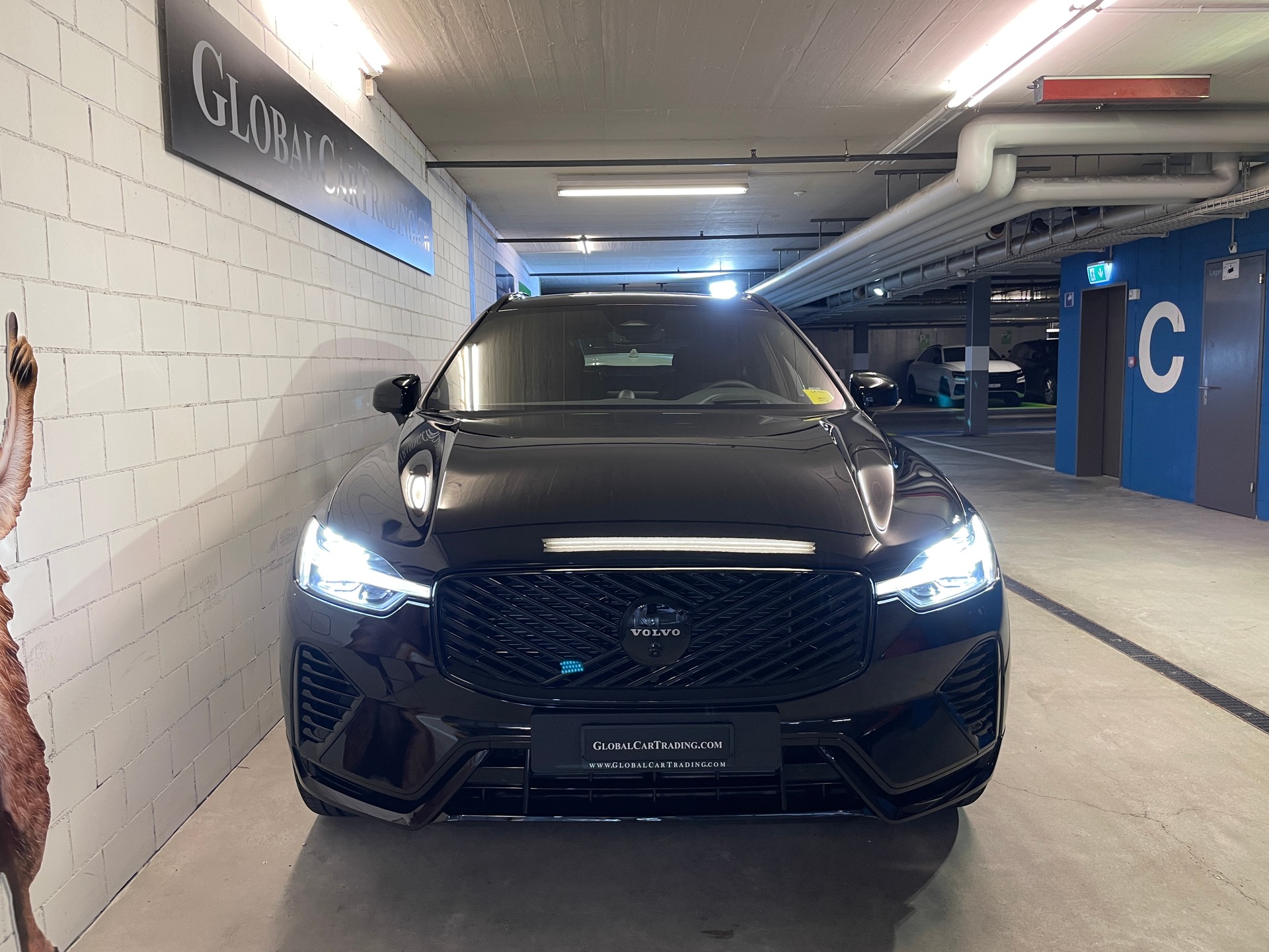 VOLVO XC60 T6 eAWD PluginHybrid Ultra Black Geartronic-image-1
