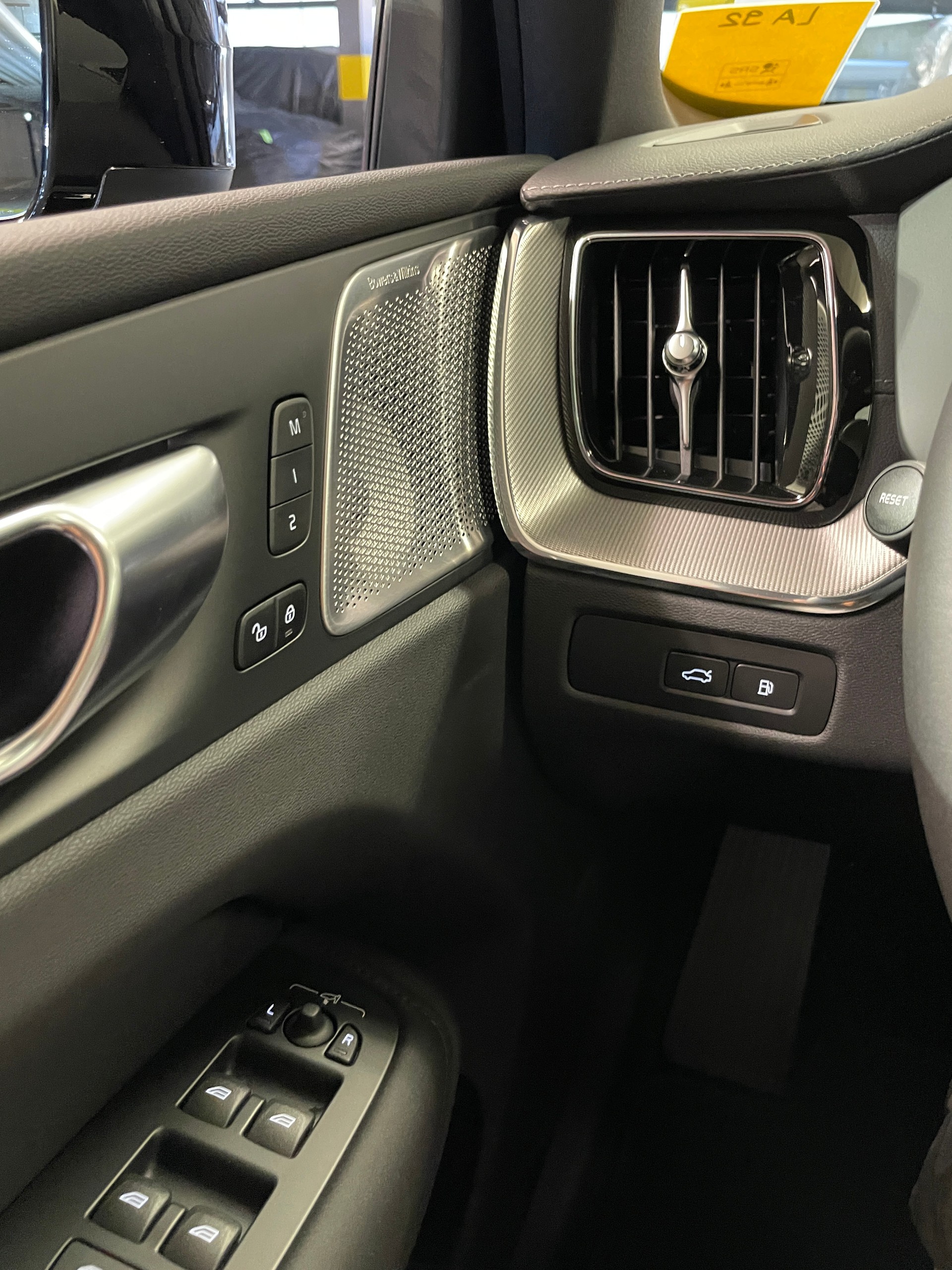 VOLVO XC60 T6 eAWD PluginHybrid Ultra Black Geartronic-image-21
