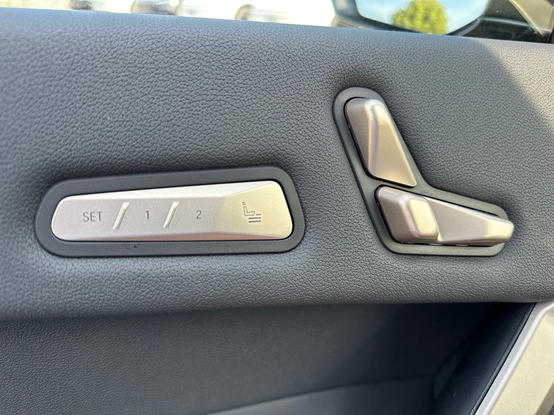 BMW iX xDrive50 Sportpaket, Skylounge, AHK, Softclose usw-image-9