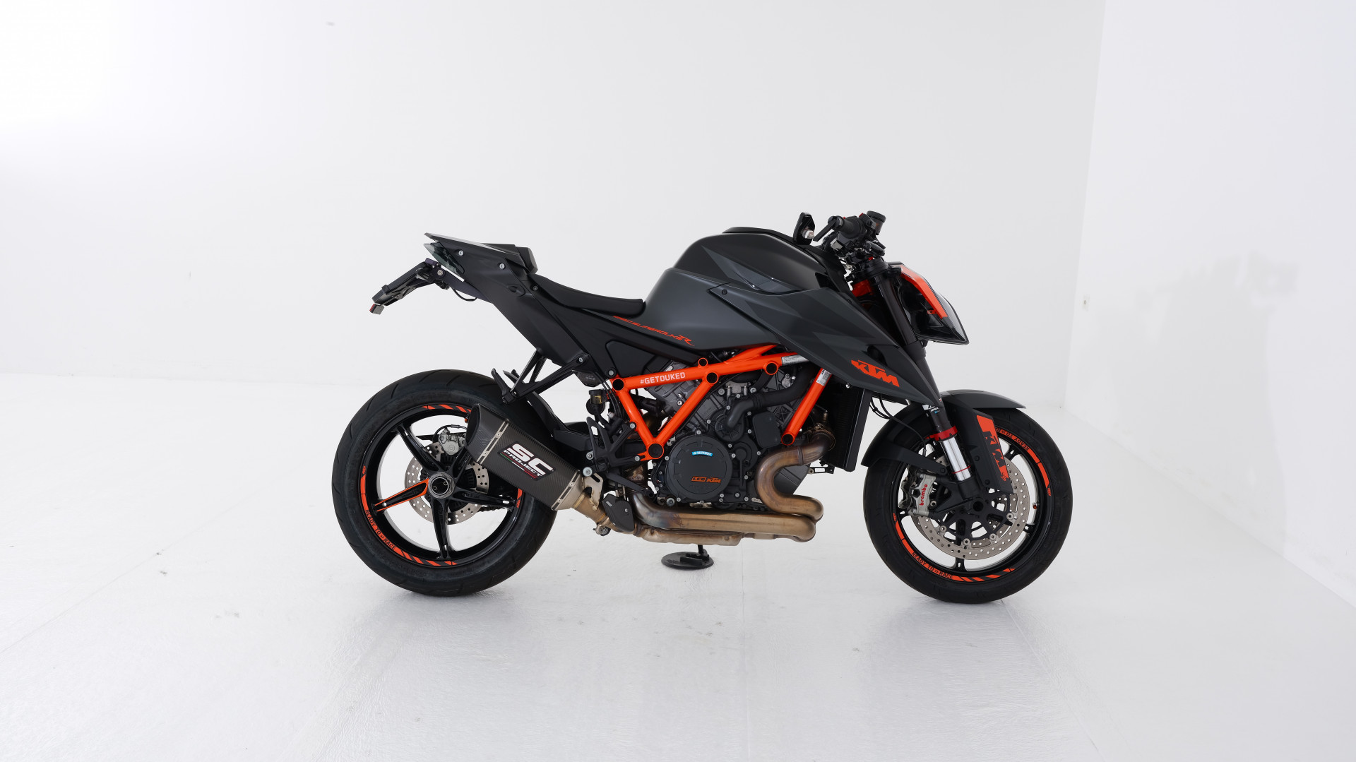 KTM 1290 Super Duke R-showroom-element-1