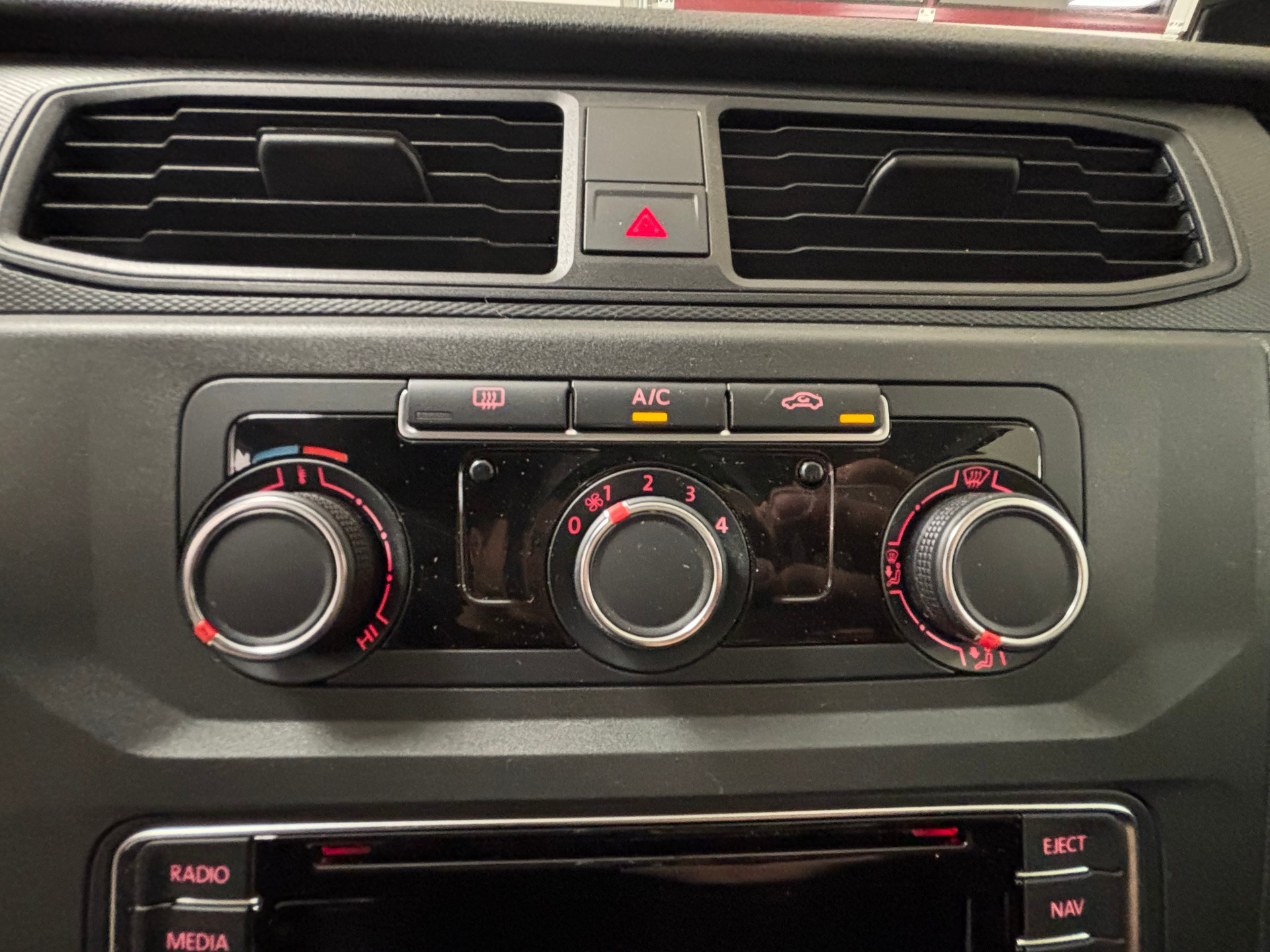 VW Caddy 2.0TDI BlueMotion Technology-image-17
