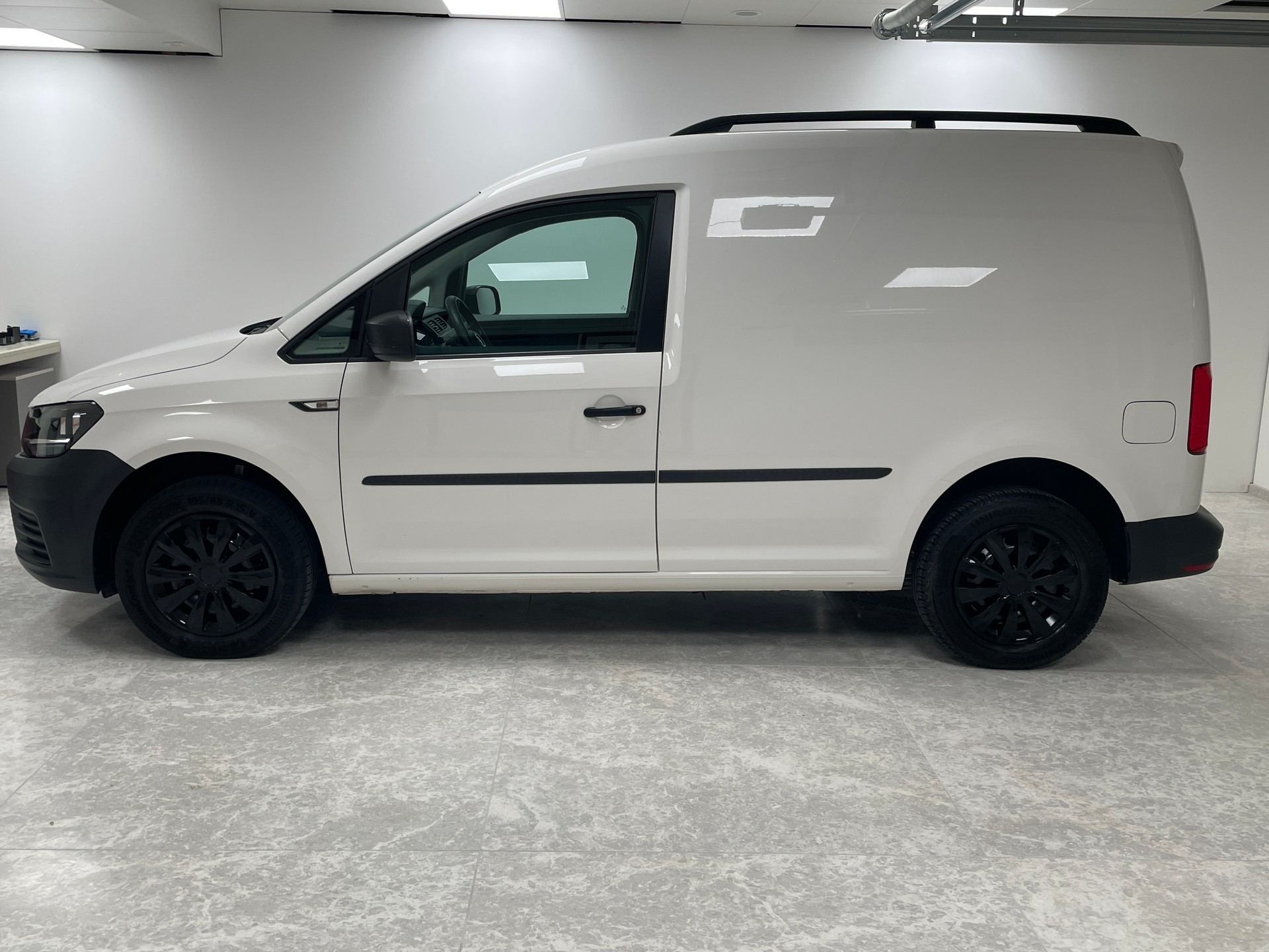 VW Caddy 2.0TDI BlueMotion Technology-image-1