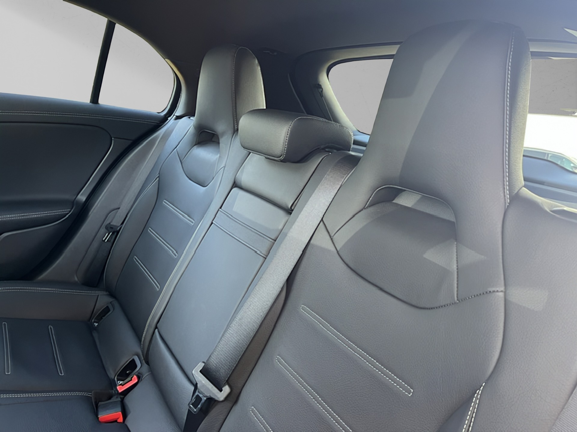 MERCEDES-BENZ A 220 d 4Matic AMG Line-image-23