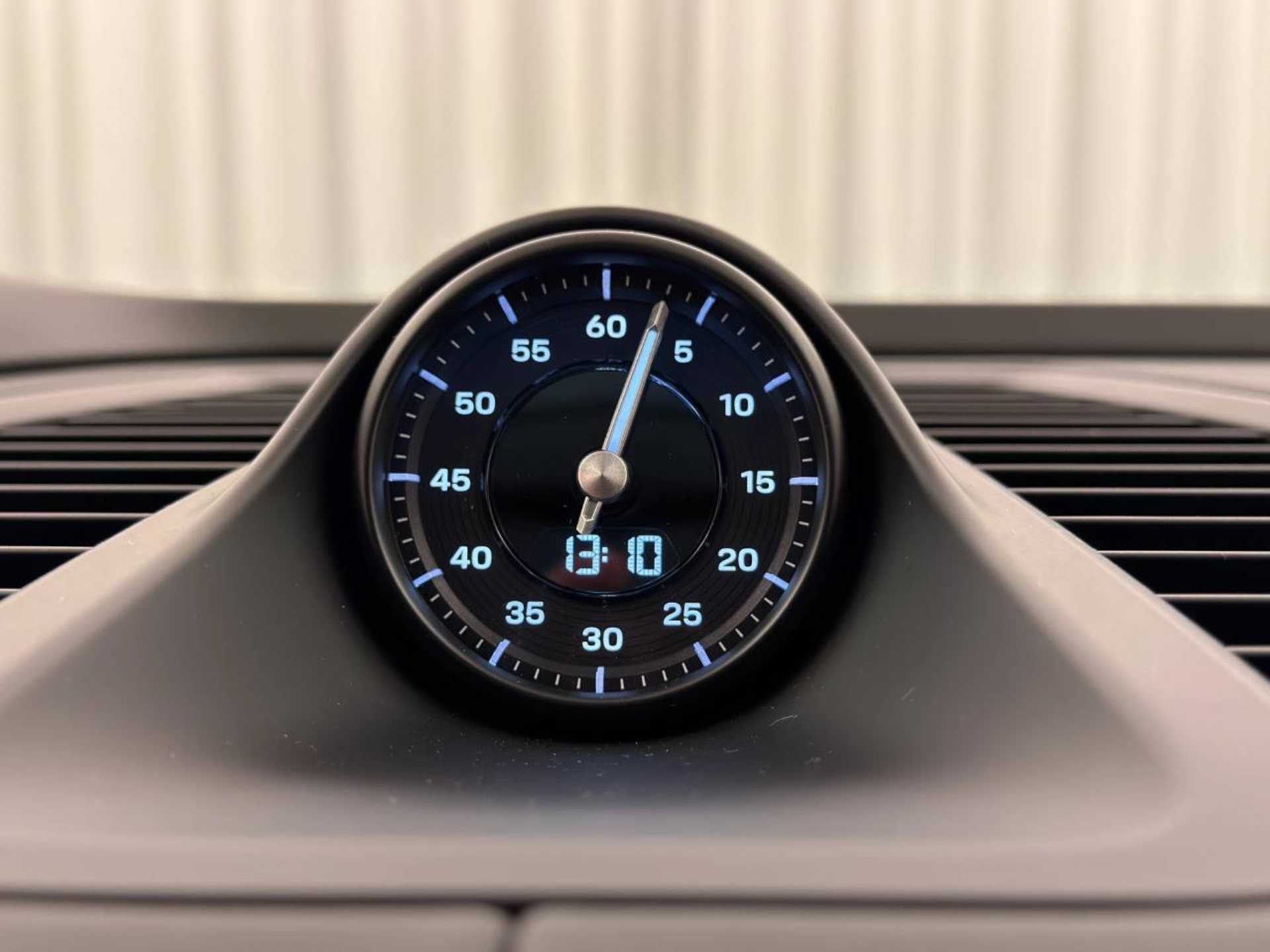 PORSCHE Macan 4-image-21